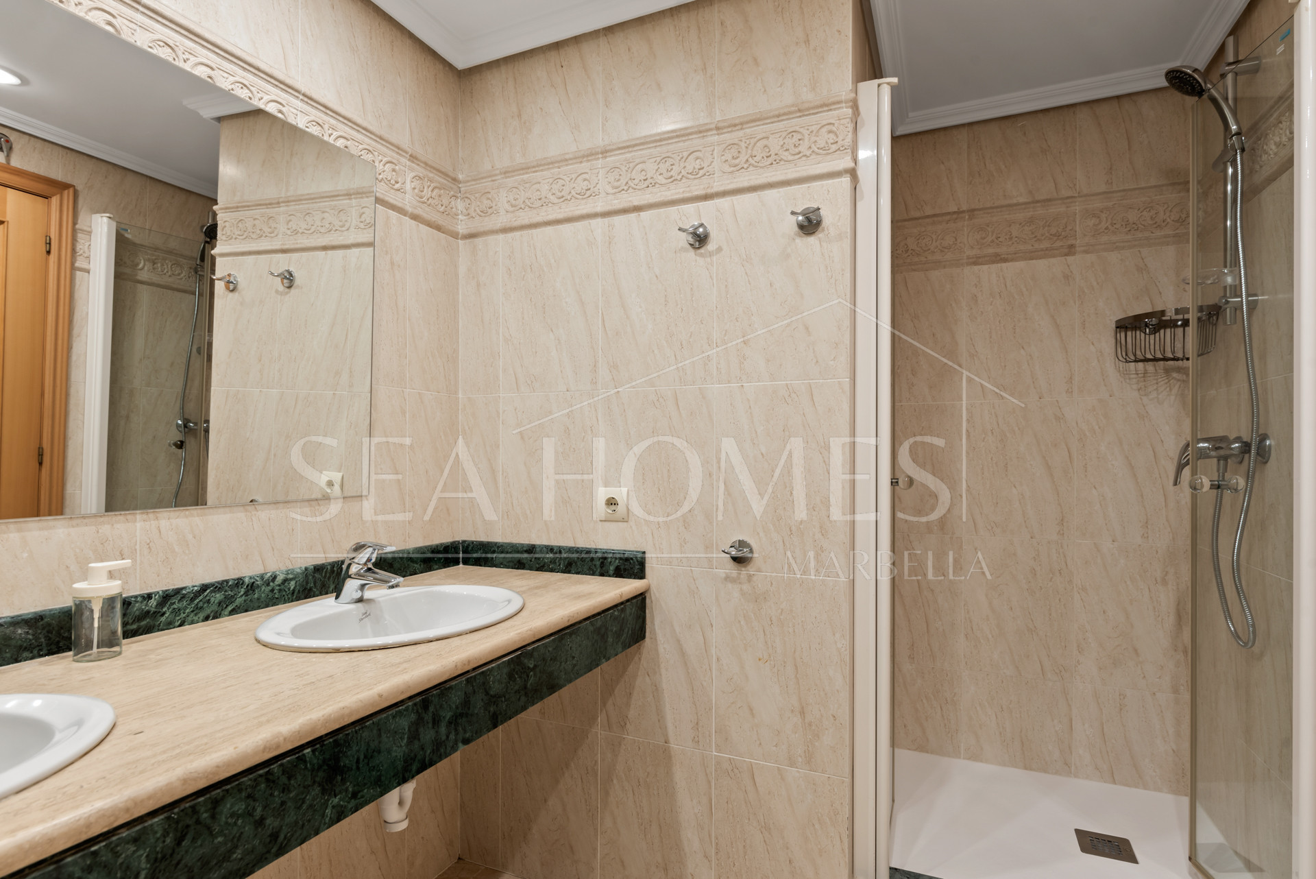 Bright 2 bedroom apartment with private terrace in Selwo