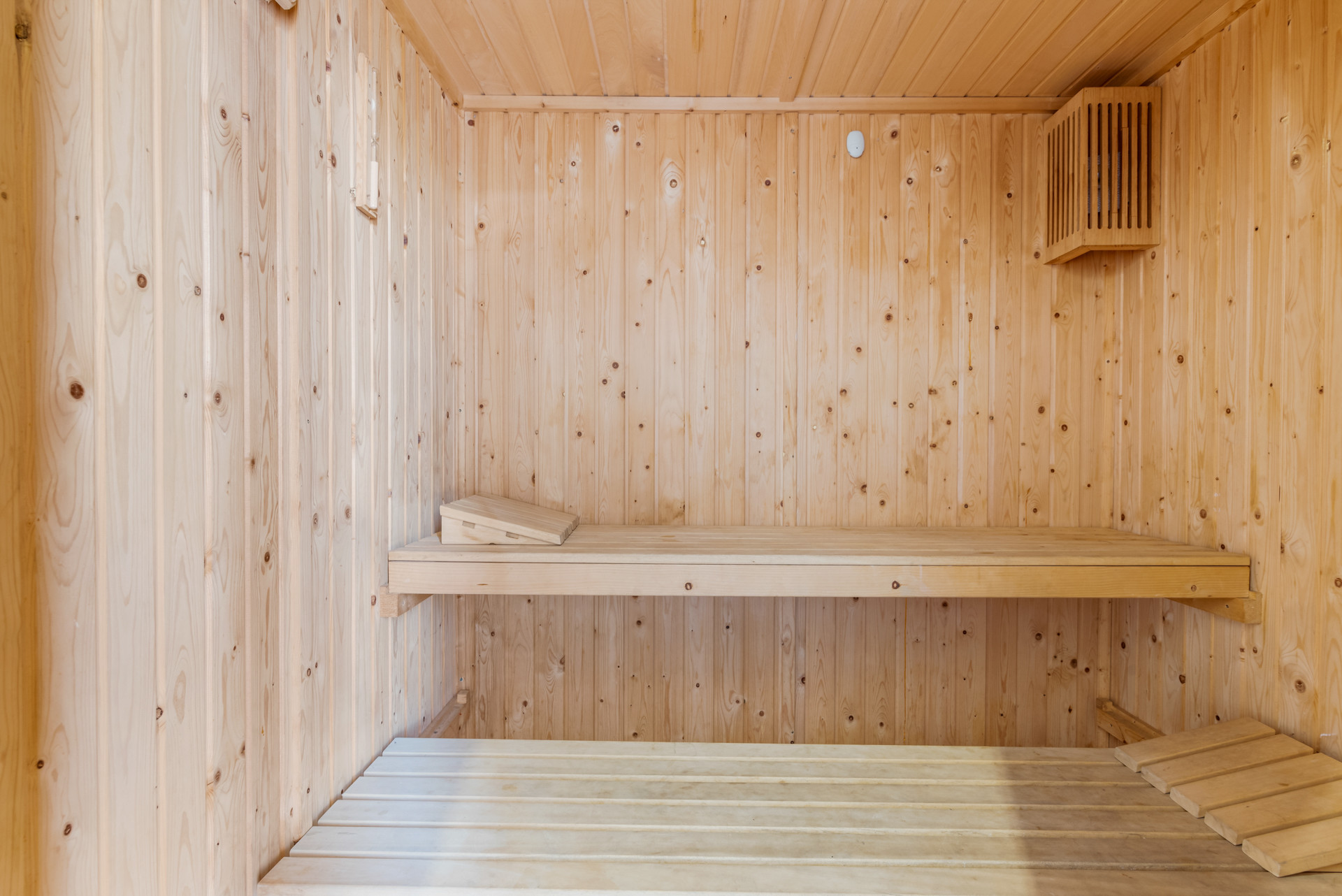 Bright 2 bedroom apartment with private terrace in Selwo