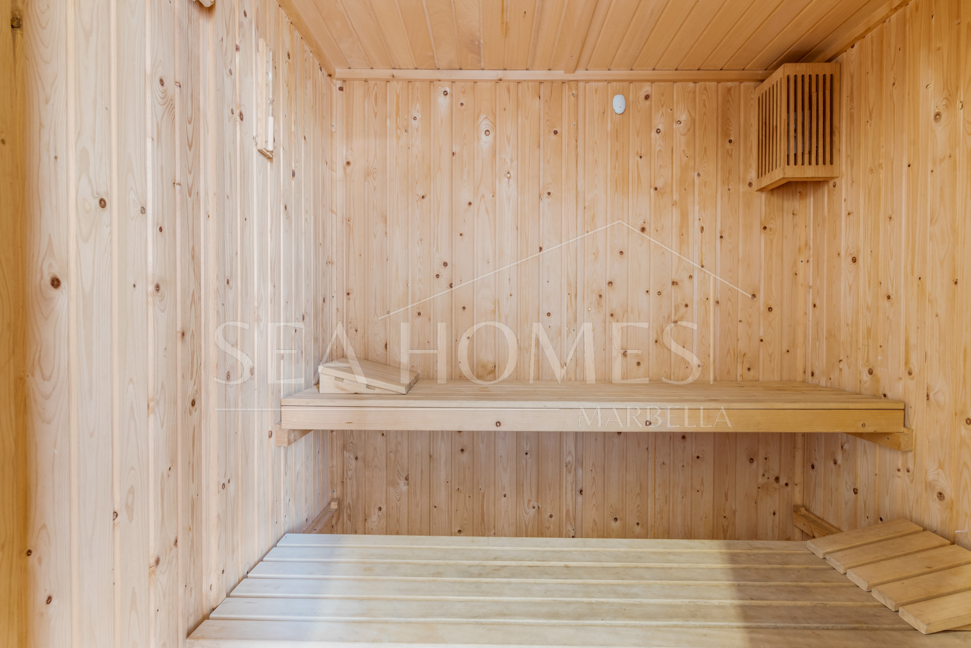 Bright 2 bedroom apartment with private terrace in Selwo