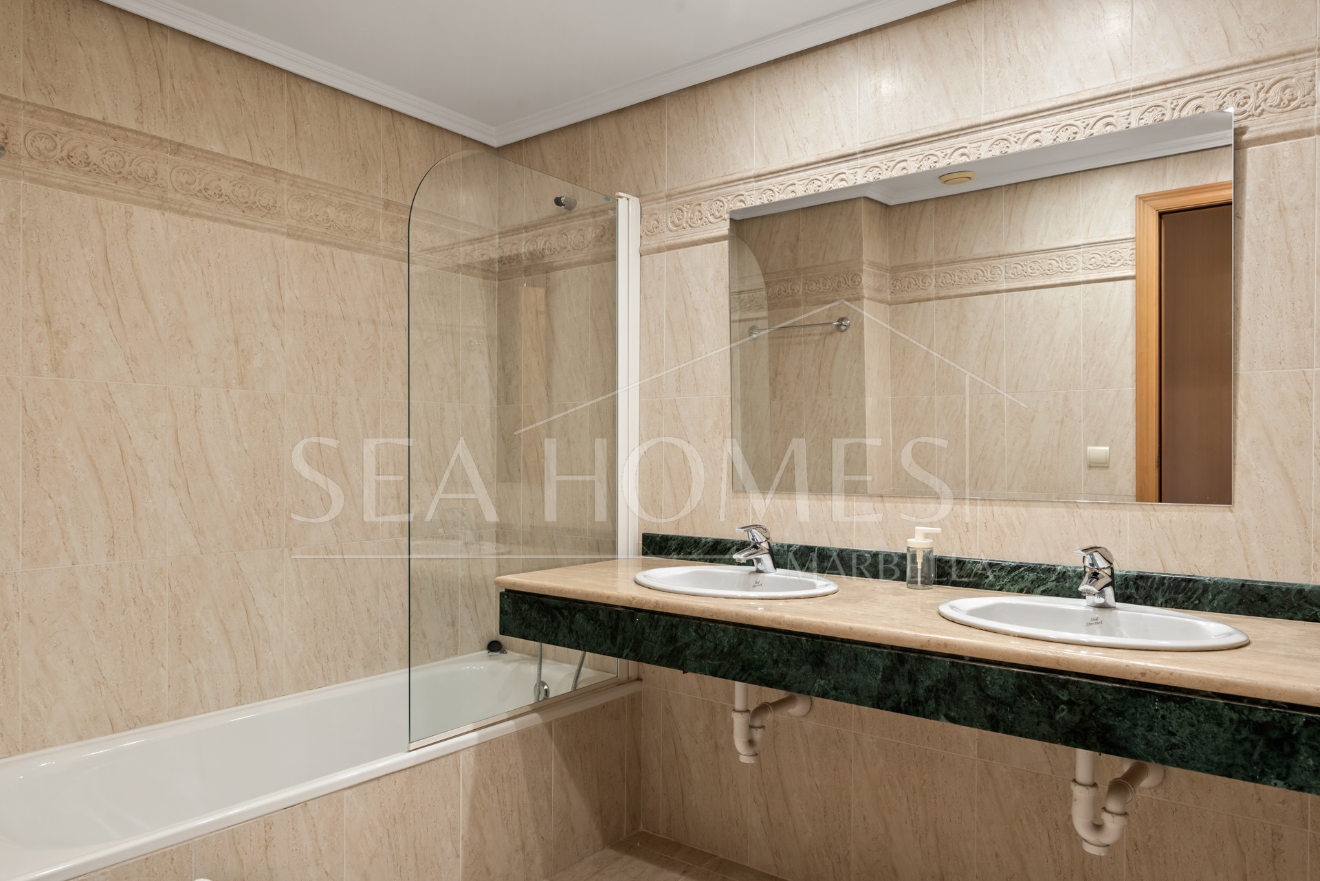 Bright 2 bedroom apartment with private terrace in Selwo