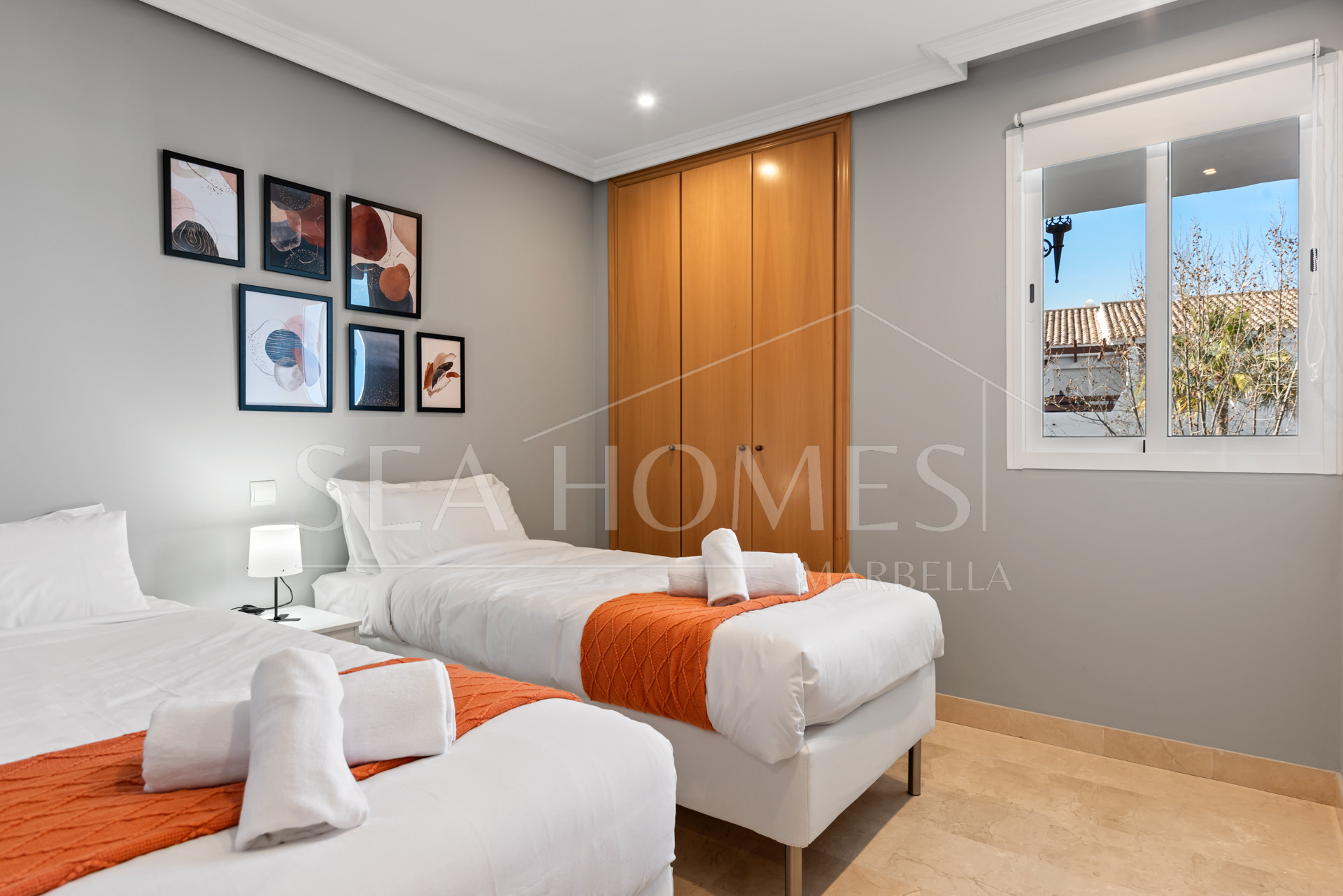 Bright 2 bedroom apartment with private terrace in Selwo