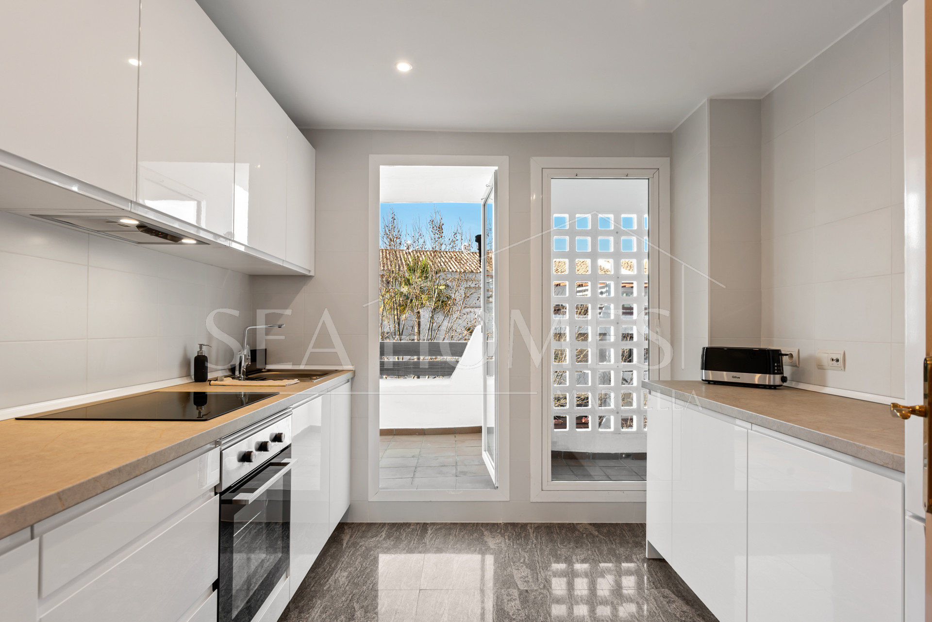 Bright 2 bedroom apartment with private terrace in Selwo