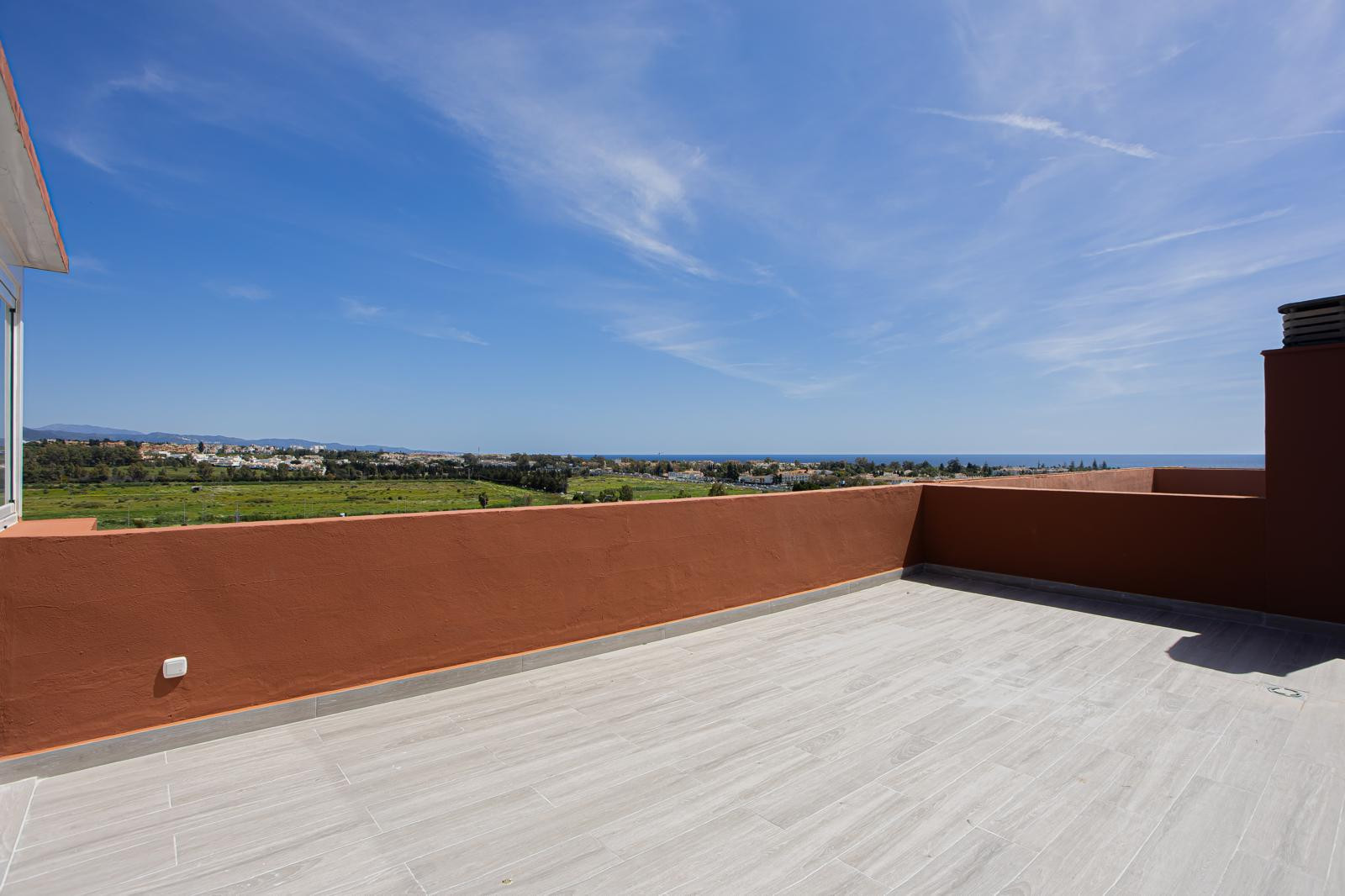 Apartamento renovado con terraza y vistas, a minutos de la playa en San Pedro.