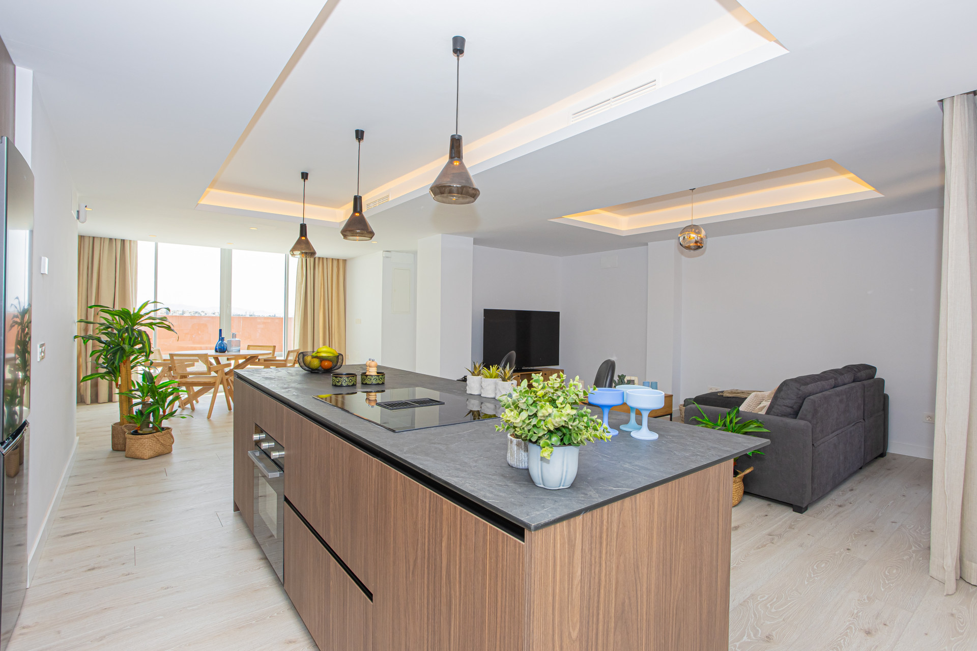 Apartamento renovado con terraza y vistas, a minutos de la playa en San Pedro.