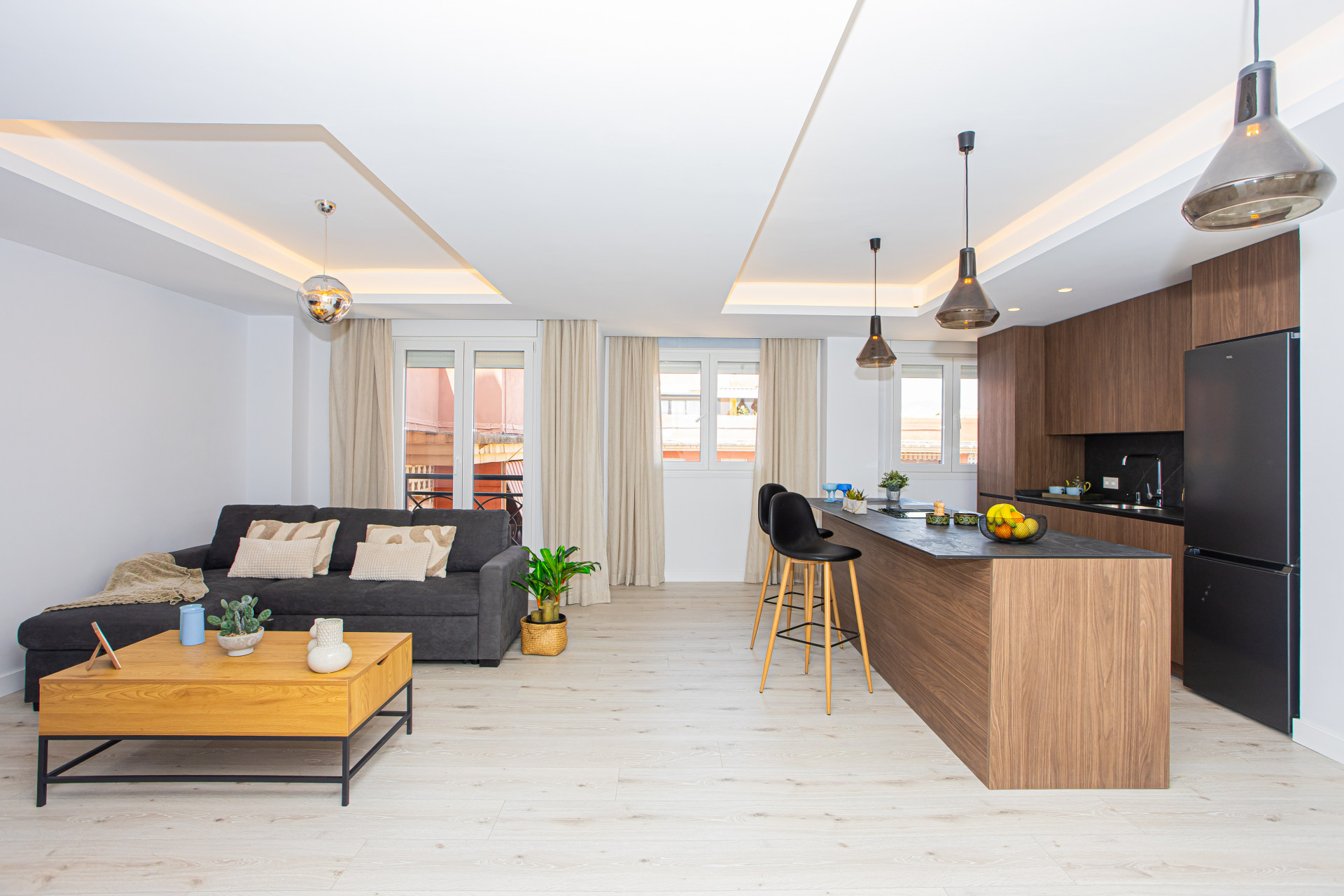 Apartamento renovado con terraza y vistas, a minutos de la playa en San Pedro.