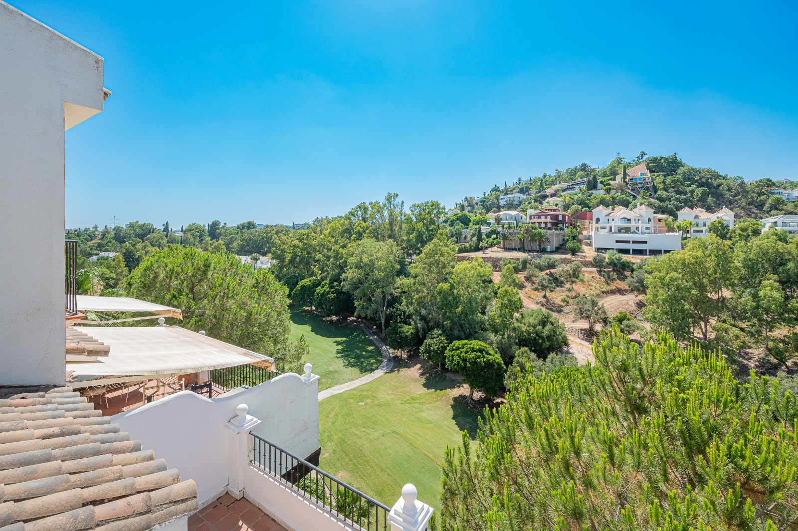 Amplia casa adosada orientada al oeste en La Quinta Golf, a pocos pasos de la Casa Club