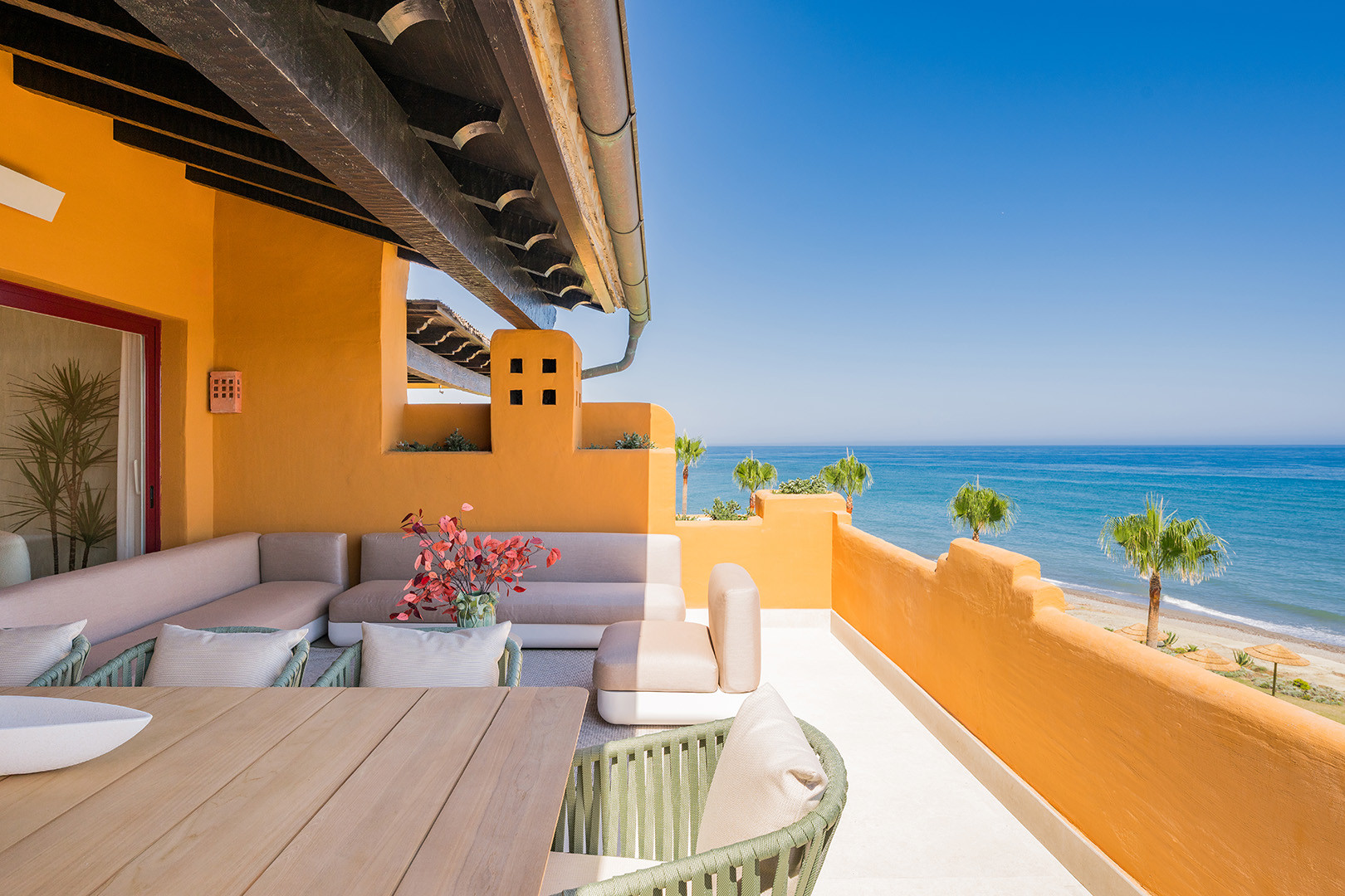Living in front of the sea: sophistication and exclusivity in the New Golden Mile