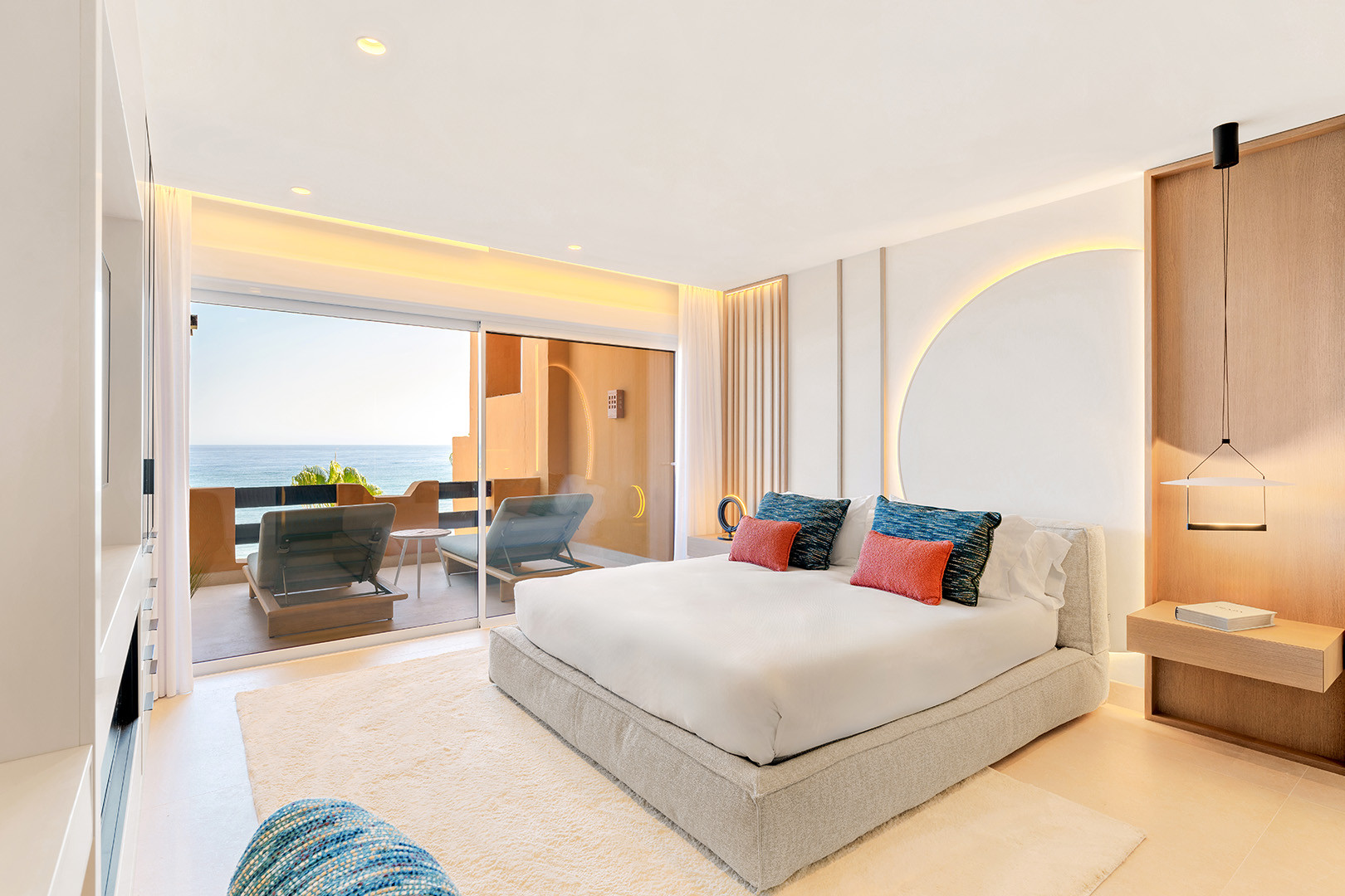 Living in front of the sea: sophistication and exclusivity in the New Golden Mile