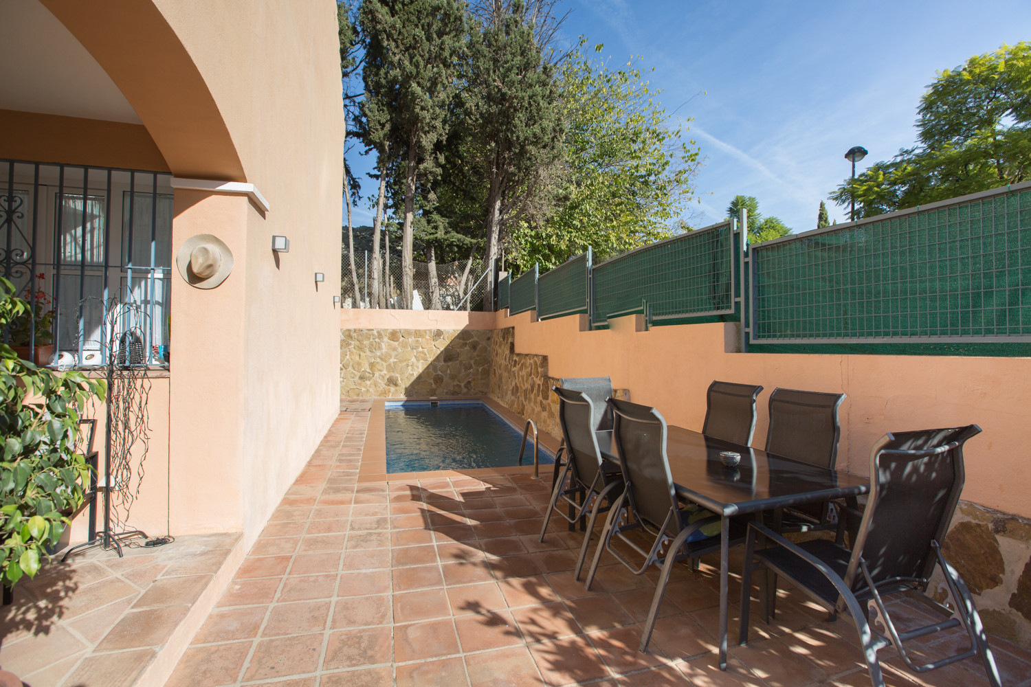 EL CAPRICHO – CASA ADOSADA EN ESQUINA CON PISCINA PRIVADA -Zona Guadalpin – Marbella – Milla de Oro