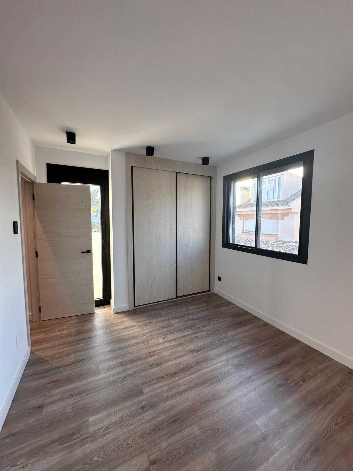 Image {index}: Detached Villa For sale, Estepona, €1,495,000 [318-02334MAU]