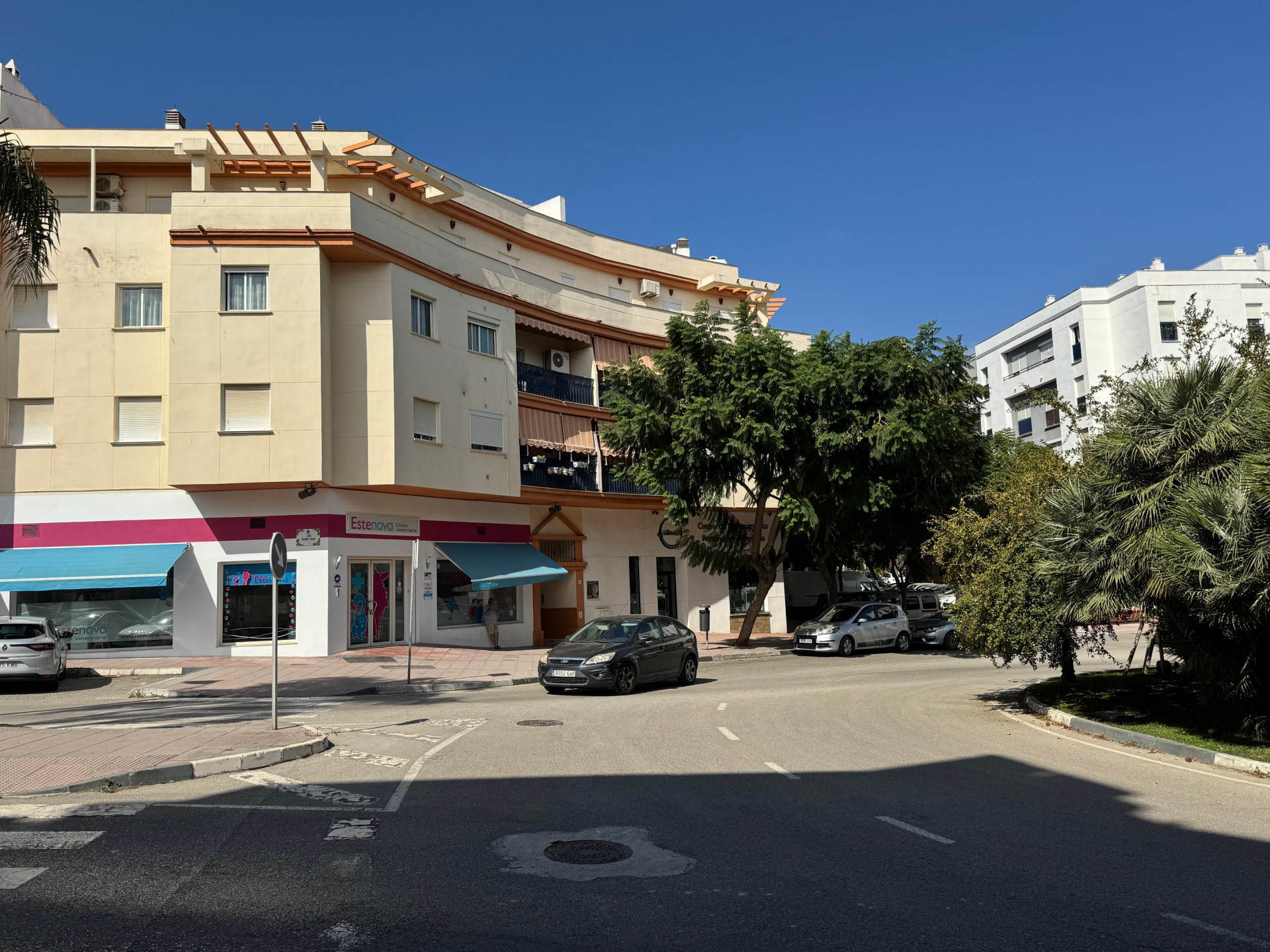 Ático Exclusivo de 4 Dormitorios en el Corazón de Estepona con Terraza y Solárium Privado