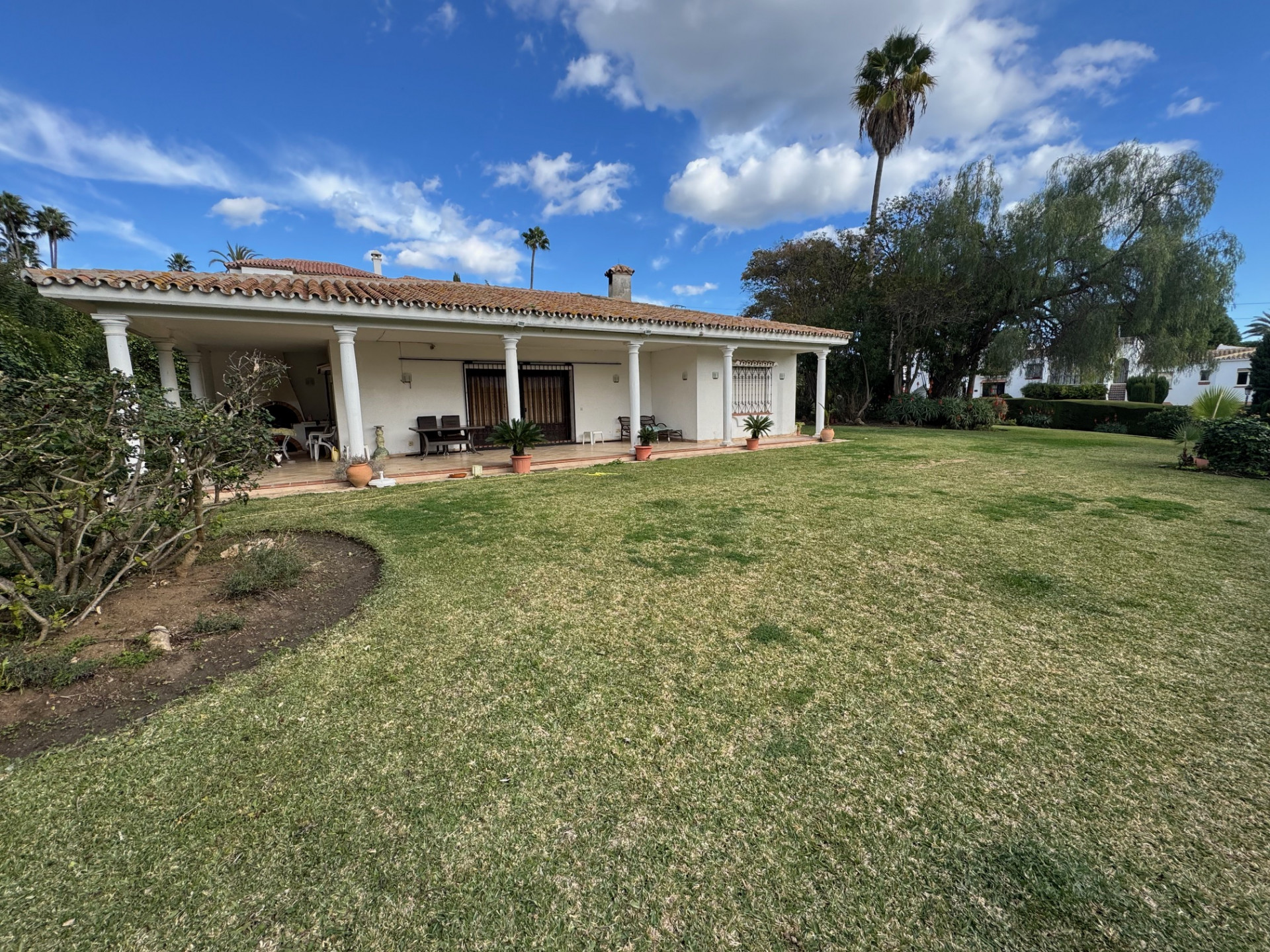 Charming villa with great potential in Middle Paradise – New Golden Mile