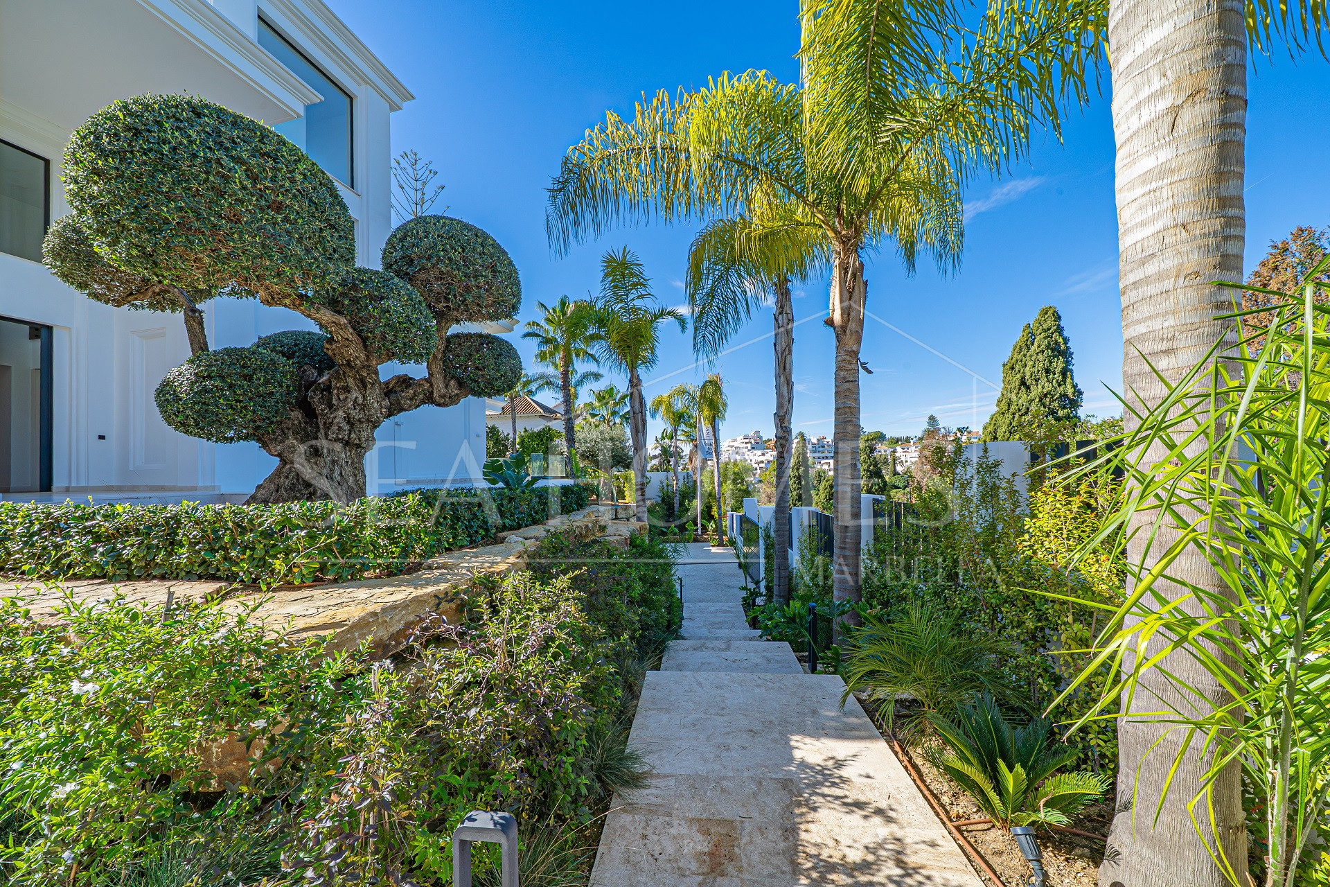 EXCLUSIVE DETACHED VILLAS IN LOMAS DE MARBELLA CLUB