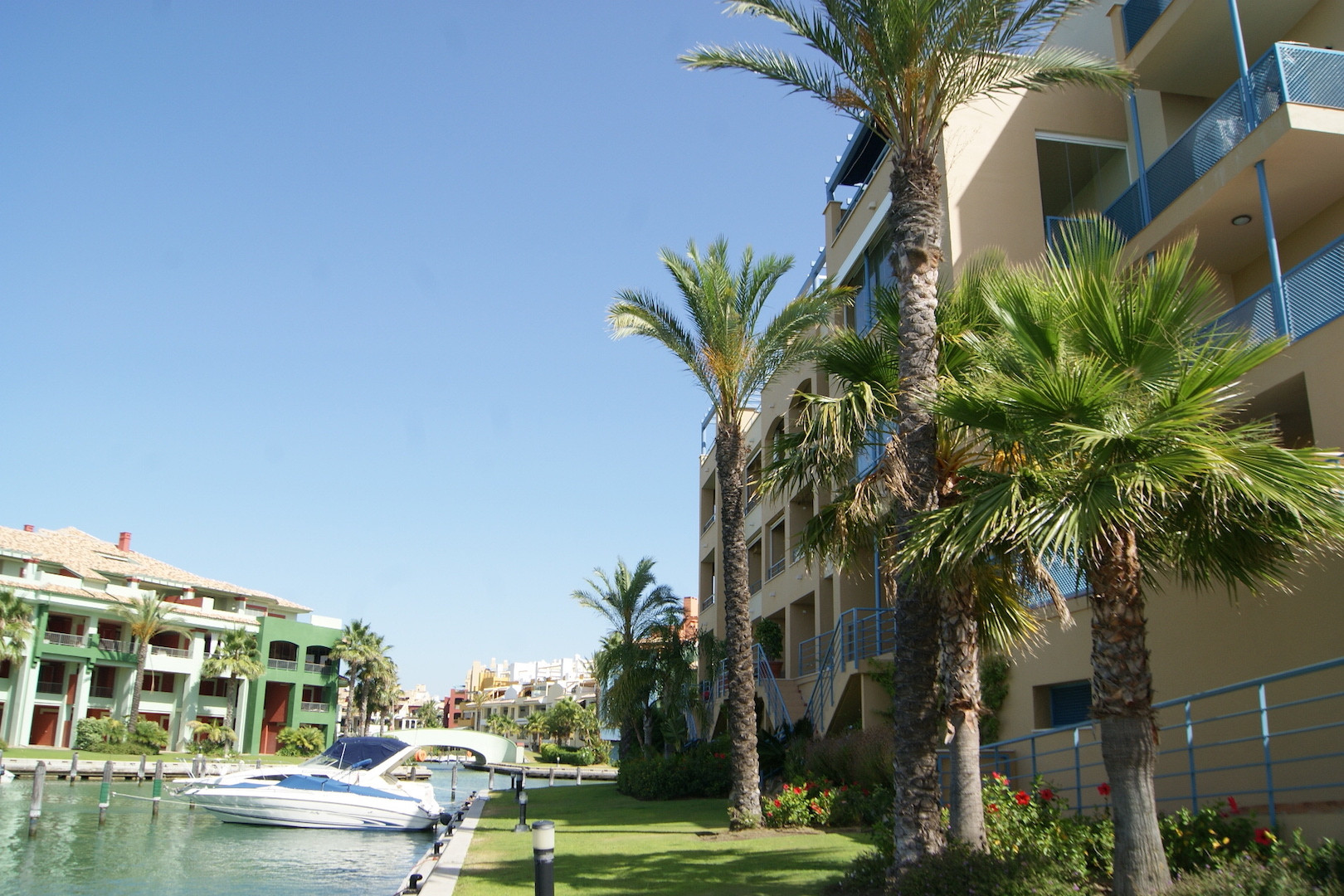 Imagenes exteriores de Atraque en venta en Marina de Sotogrande