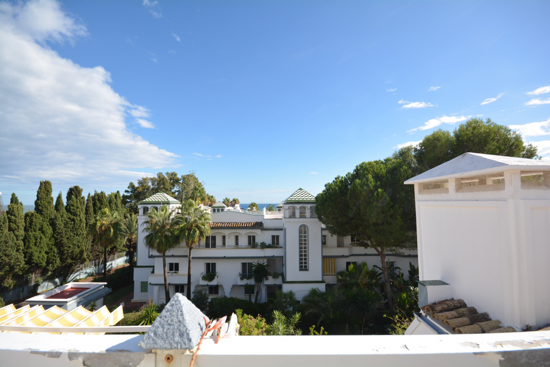 Top floor apartment for sale in an exclusive beachfront complex on the New Golden Mile - Estepona