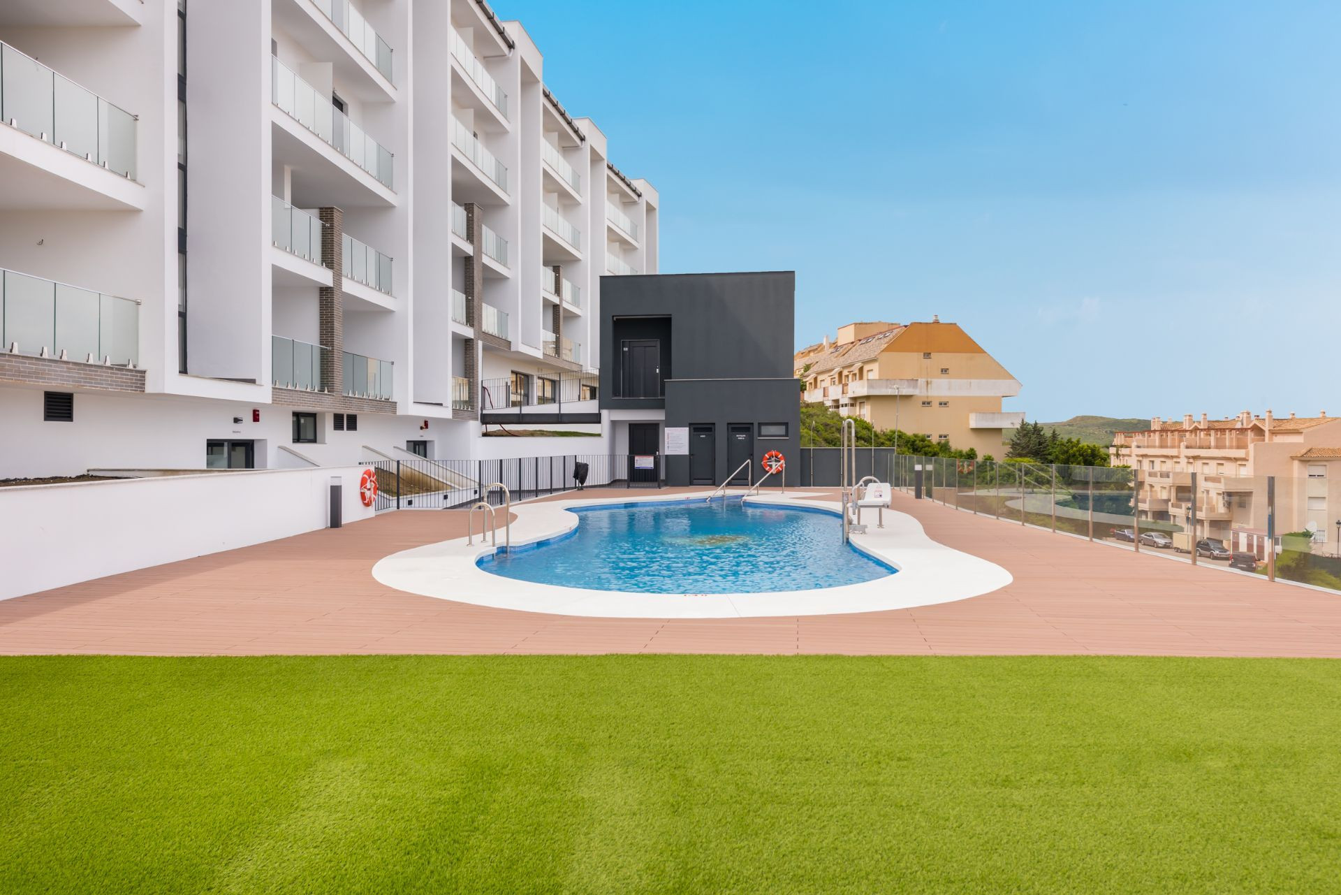 Modern apartments for sale close to the beach and the Harbour, La Duquesa