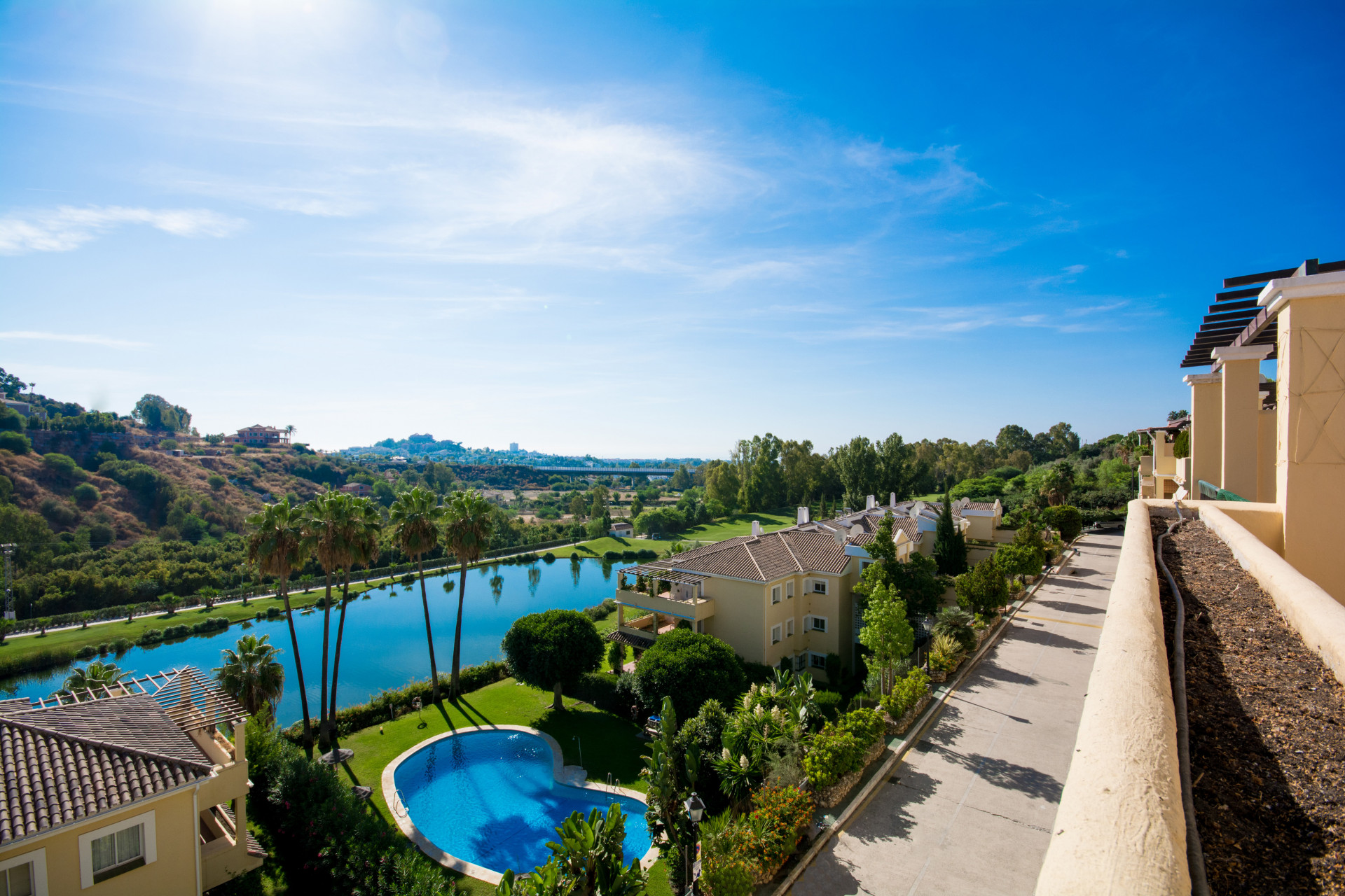Penthouse for sale on a frontline golf complex in La Quinta Benahavis