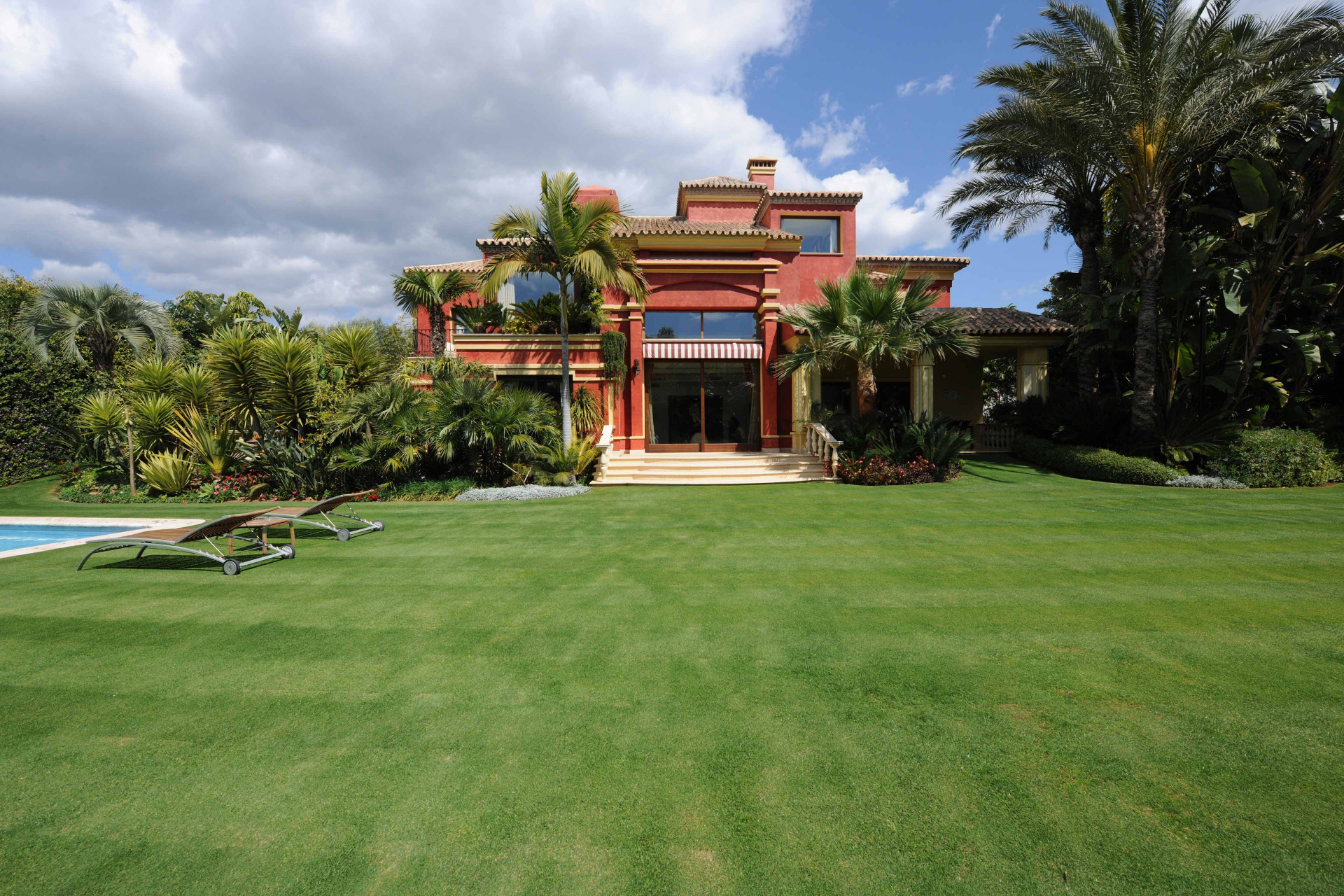 Classic villa on the Golden Mile in Marbella for sale