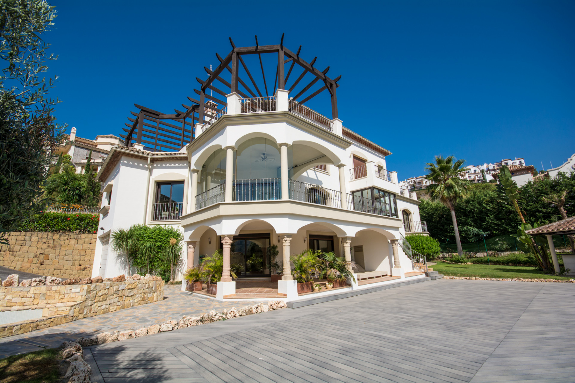 Lovely 6 bedroom villa for sale in Los Arqueros in Benahavis.