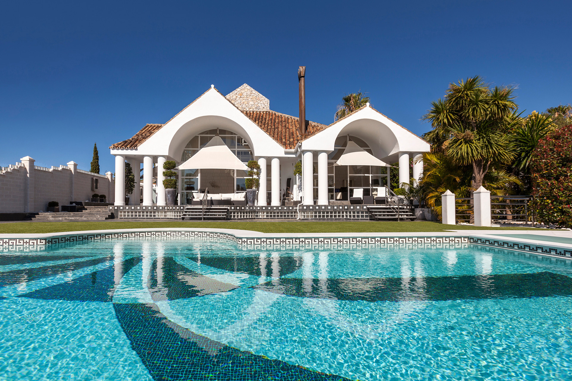Frontline golf modern villa for sale in Nueva Andalucia