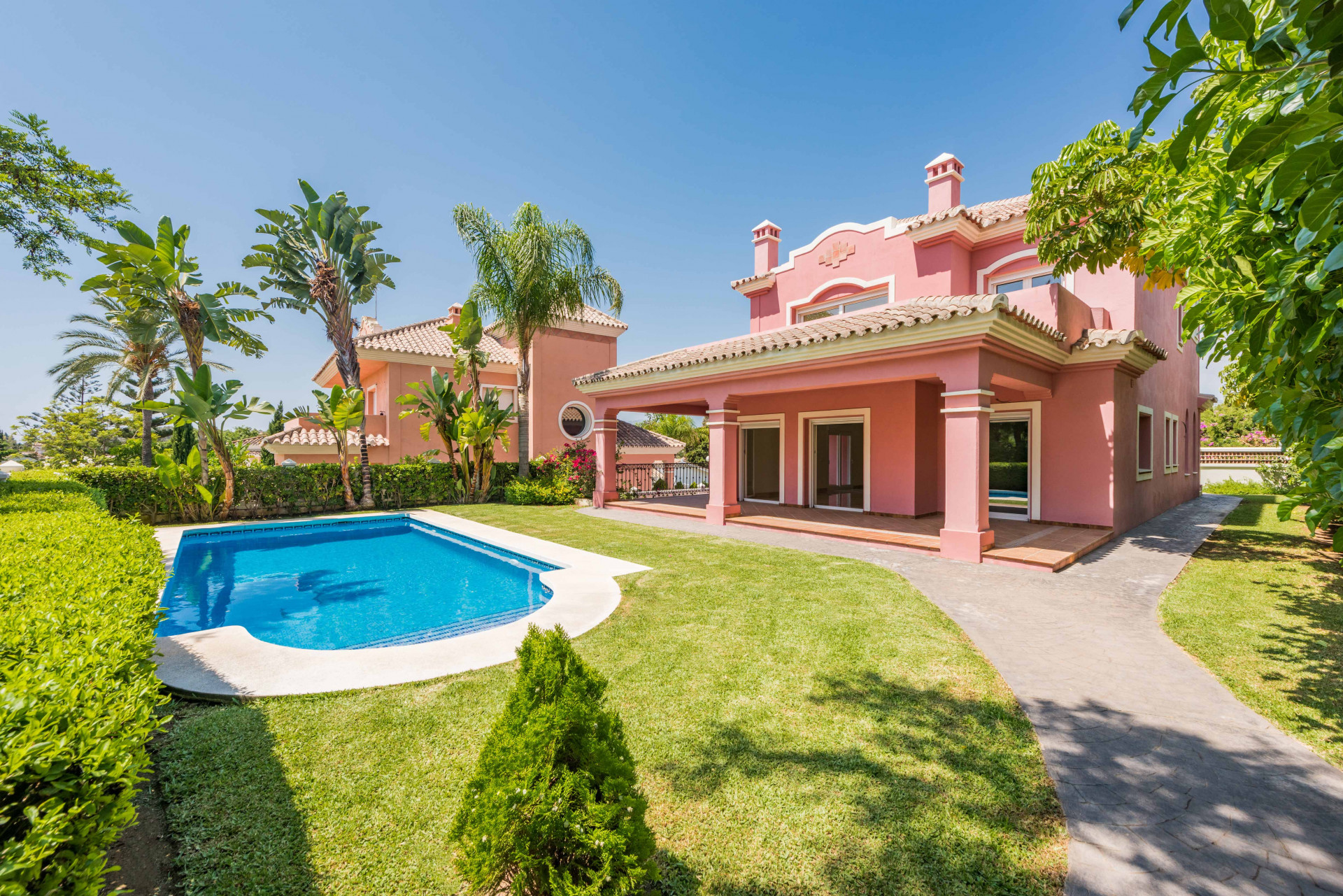 Frontline golf villa for sale in Guadalmina Alta, San Pedro de Alcantara