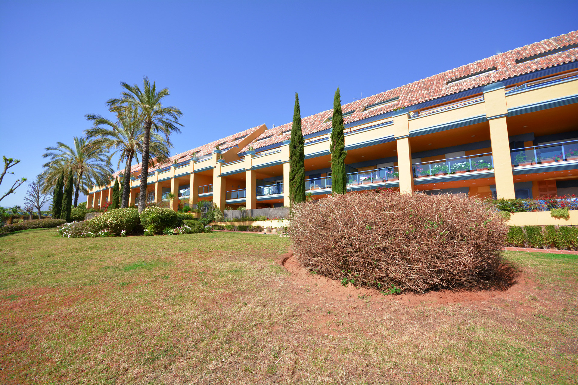 Ground floor apartment for sale beachside in Bahia de Marbella