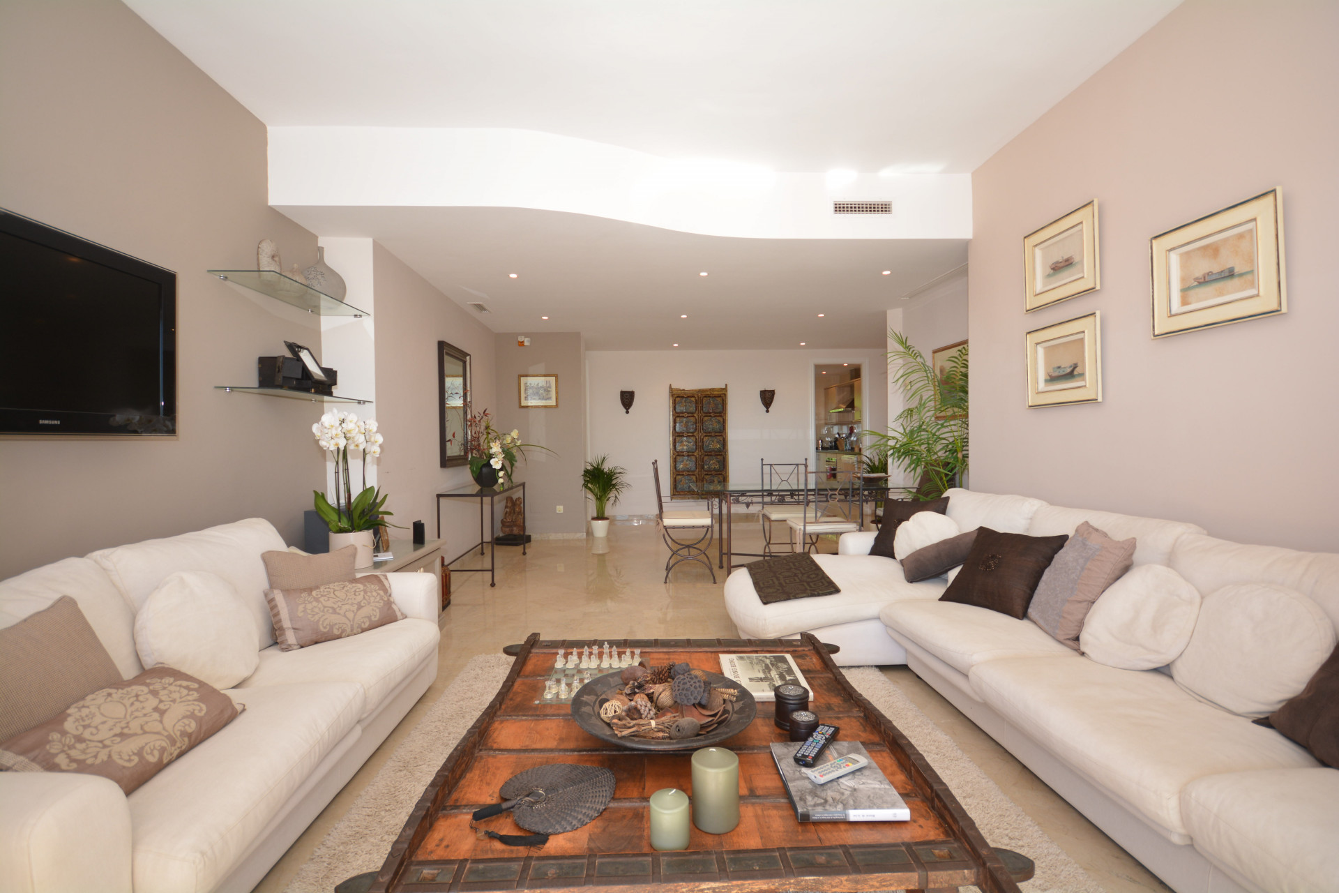 Luxury apartment for sale in Elviria, Marbella East