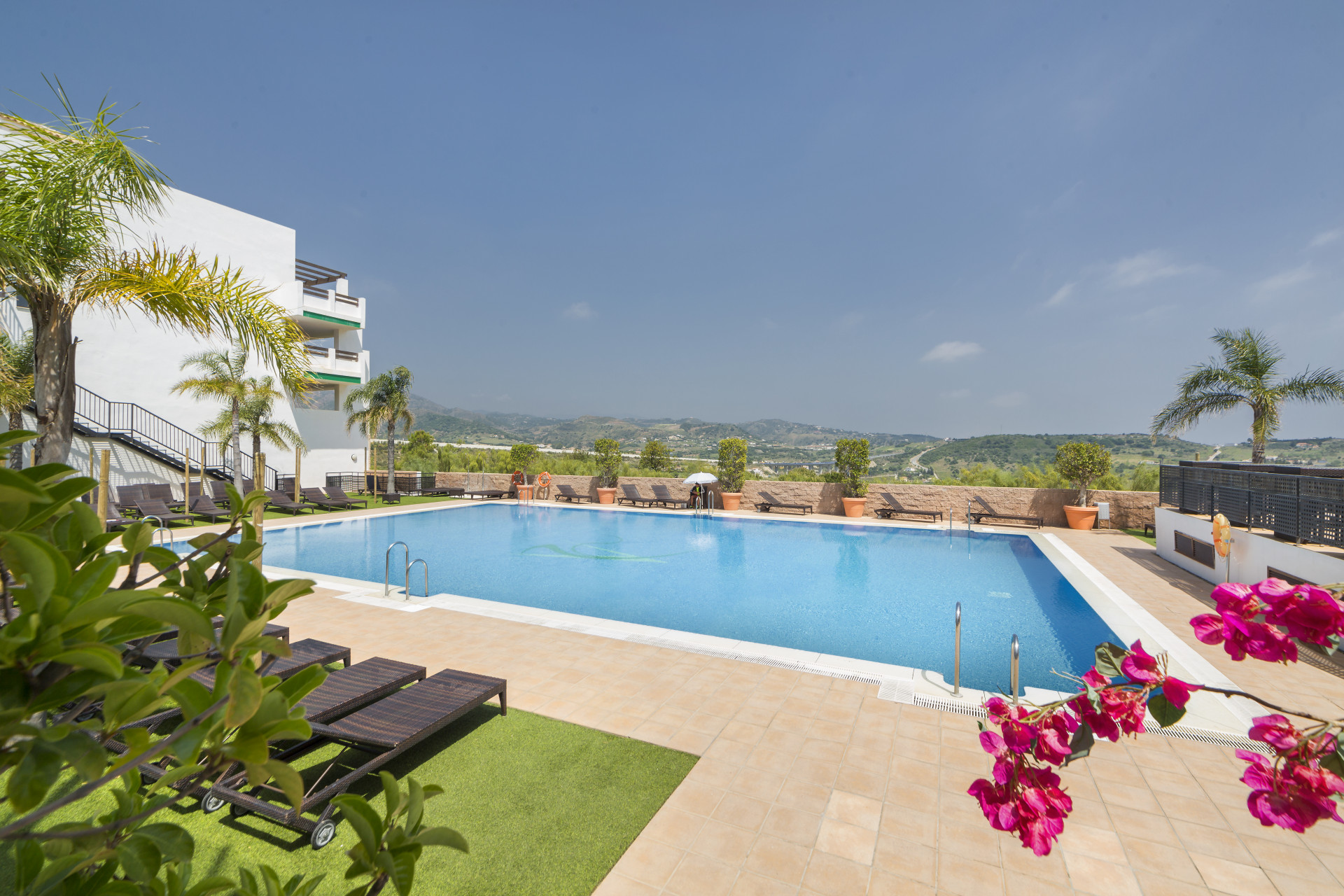 Apartments for sale with 4 star hotel services in Estepona