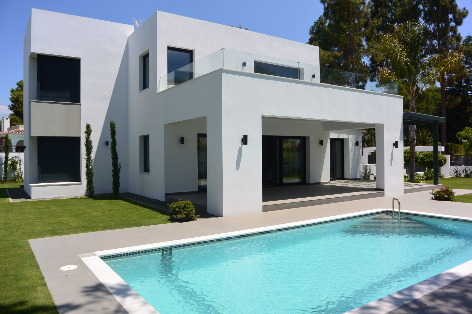 Modern Contemporary villa for sale in El Paraiso on the New Golden Mile