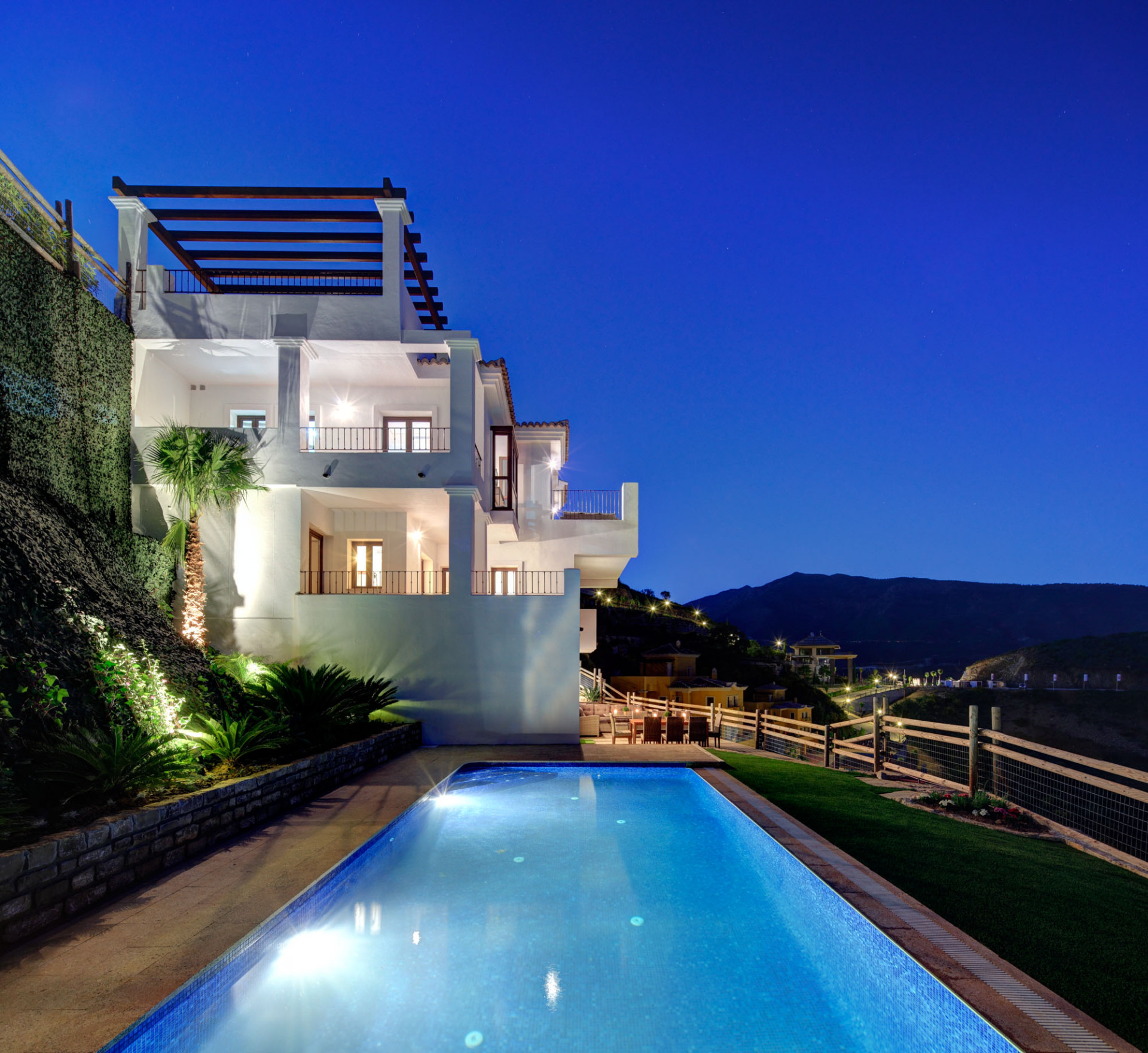 Rustic Contemporary villas for sale in Benahavis Hills