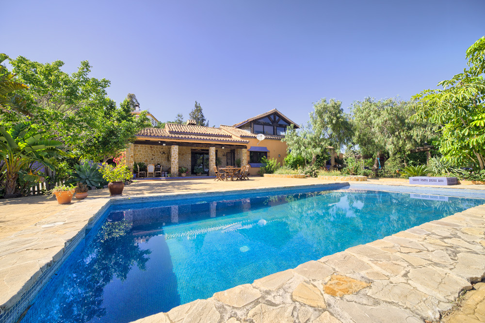 Cosy villa for sale in Estepona