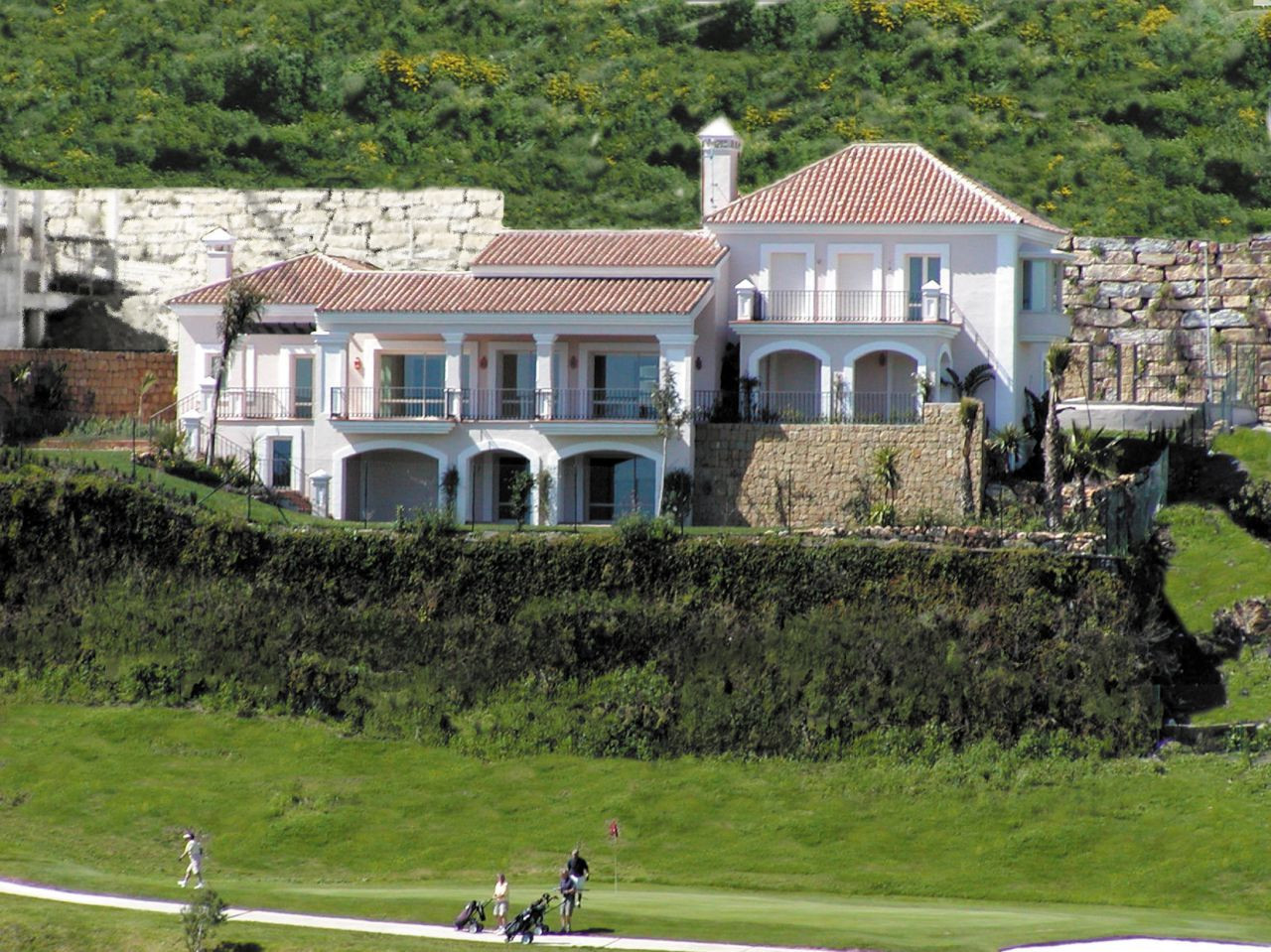 New first line golf villa for sale in Benahavis – La Alqueria
