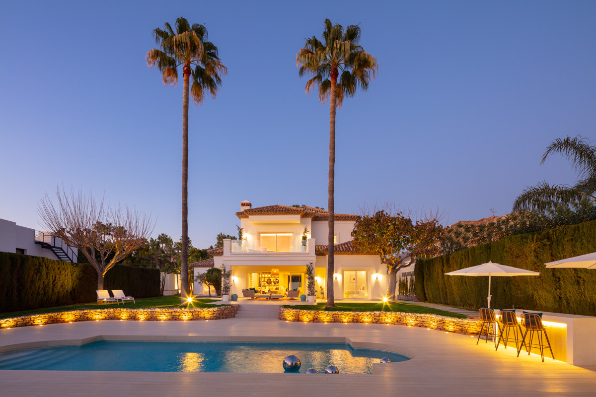A beautifully renovated frontline golf luxury villa for sale in La Cerquilla - Nueva Andalucía – Marbella