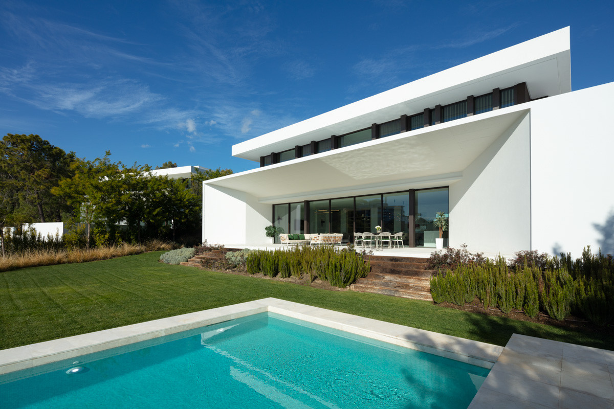 Boetiekcomplex van nieuwe moderne vrijstaande villa's te koop in Benahavis