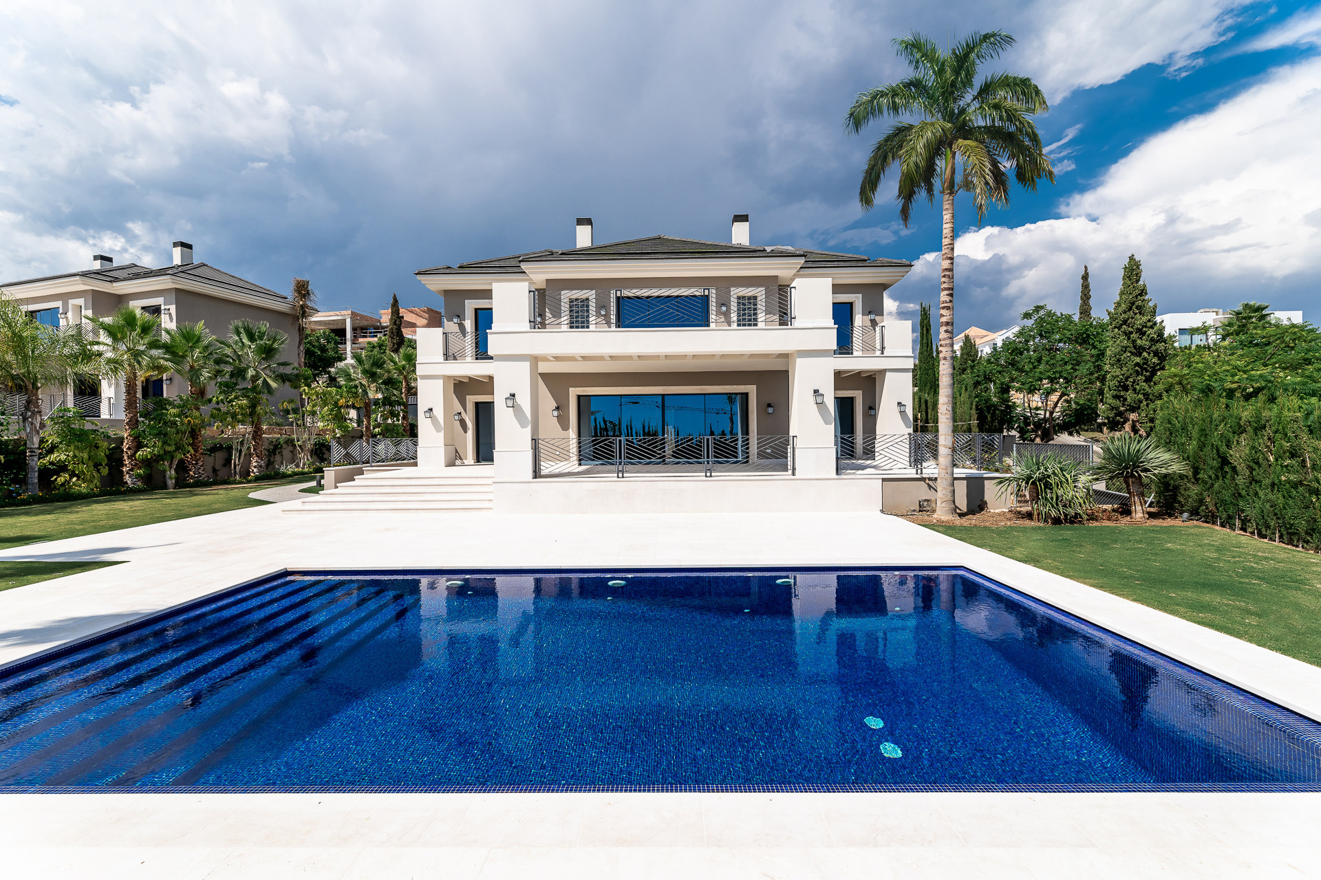 Luxe moderne villa te koop in Flamingos Golf - New Golden Mile