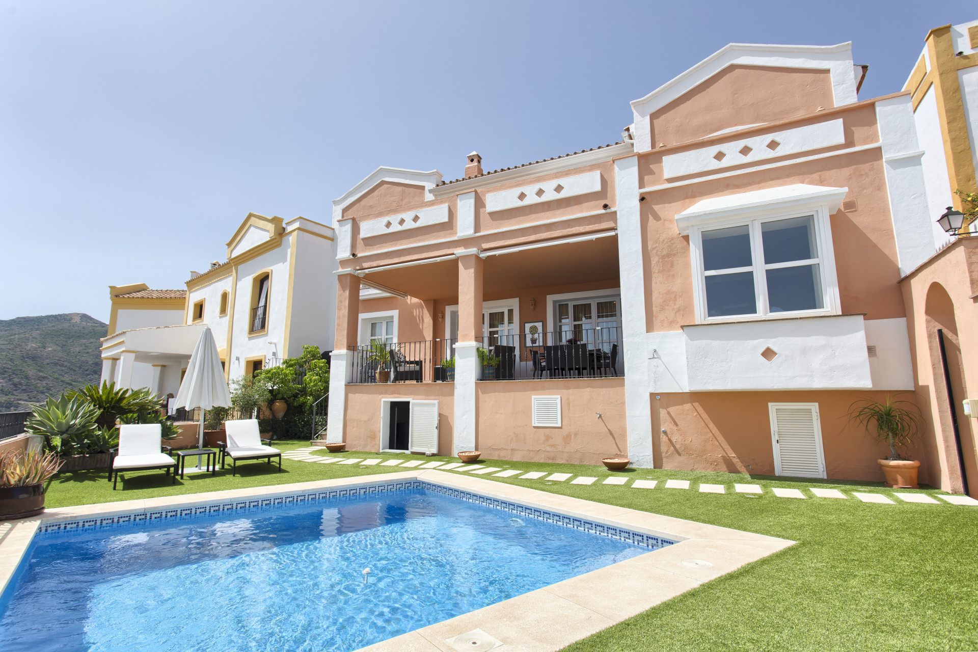 Charming Andalusian styled townhouse for sale in Montemayor – Benahavis