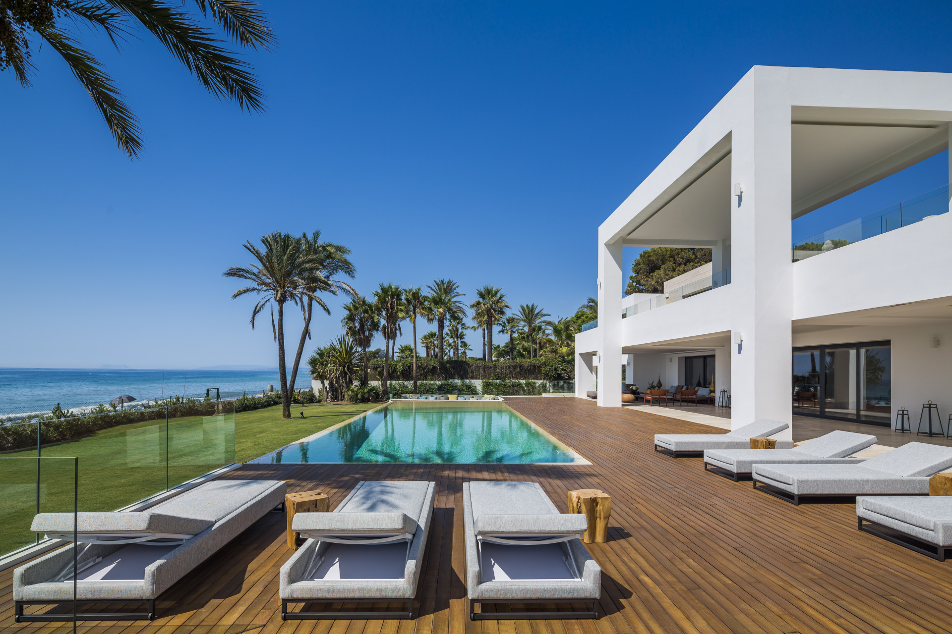 Outstanding first line beach luxury mansion in El Paraiso Barronal - Estepona - New Golden Mile