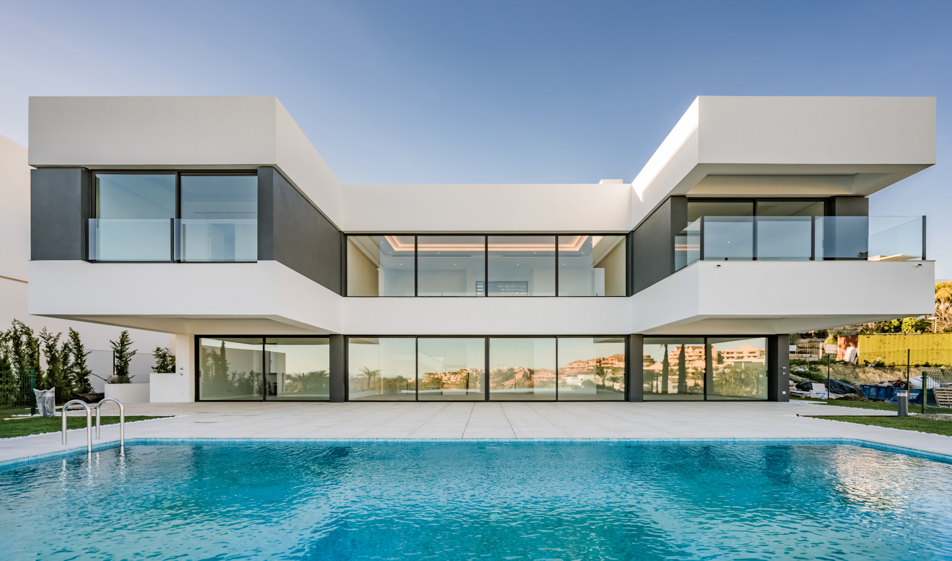 Villa de reciente construcción en primera línea de golf a la venta en La Alquería - Benahavis - Marbella