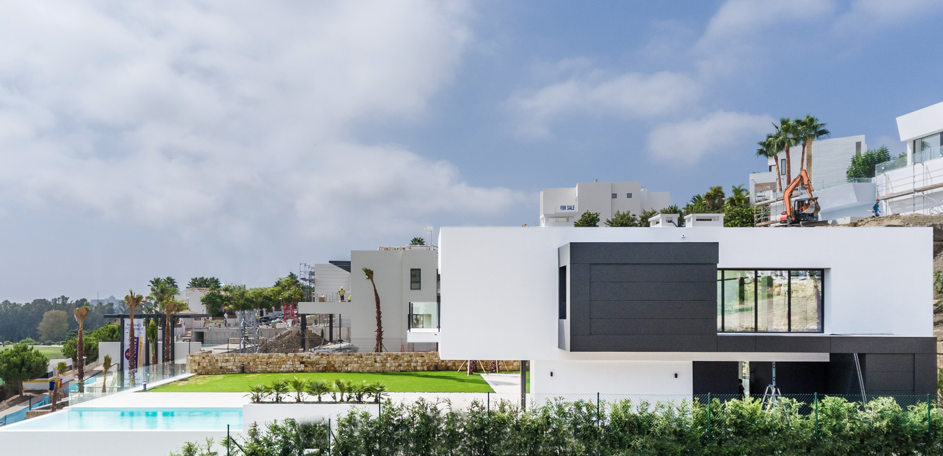 New modern first line golf villa for sale in La Alquería – Benahavis