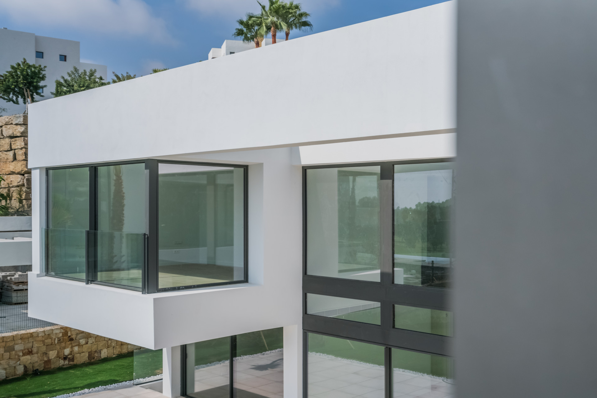 New modern first line golf villa for sale in La Alquería – Benahavis