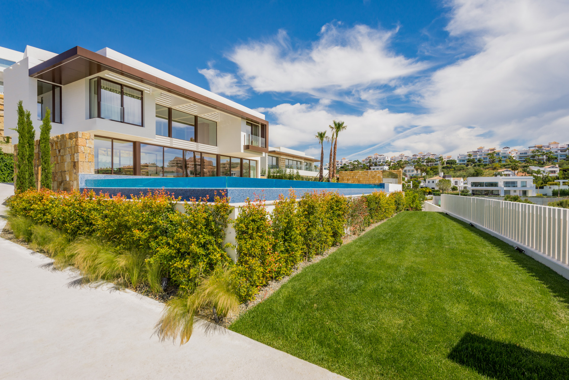 Nieuwe moderne eerstelijns golfvilla te koop in La Alquería - Benahavis