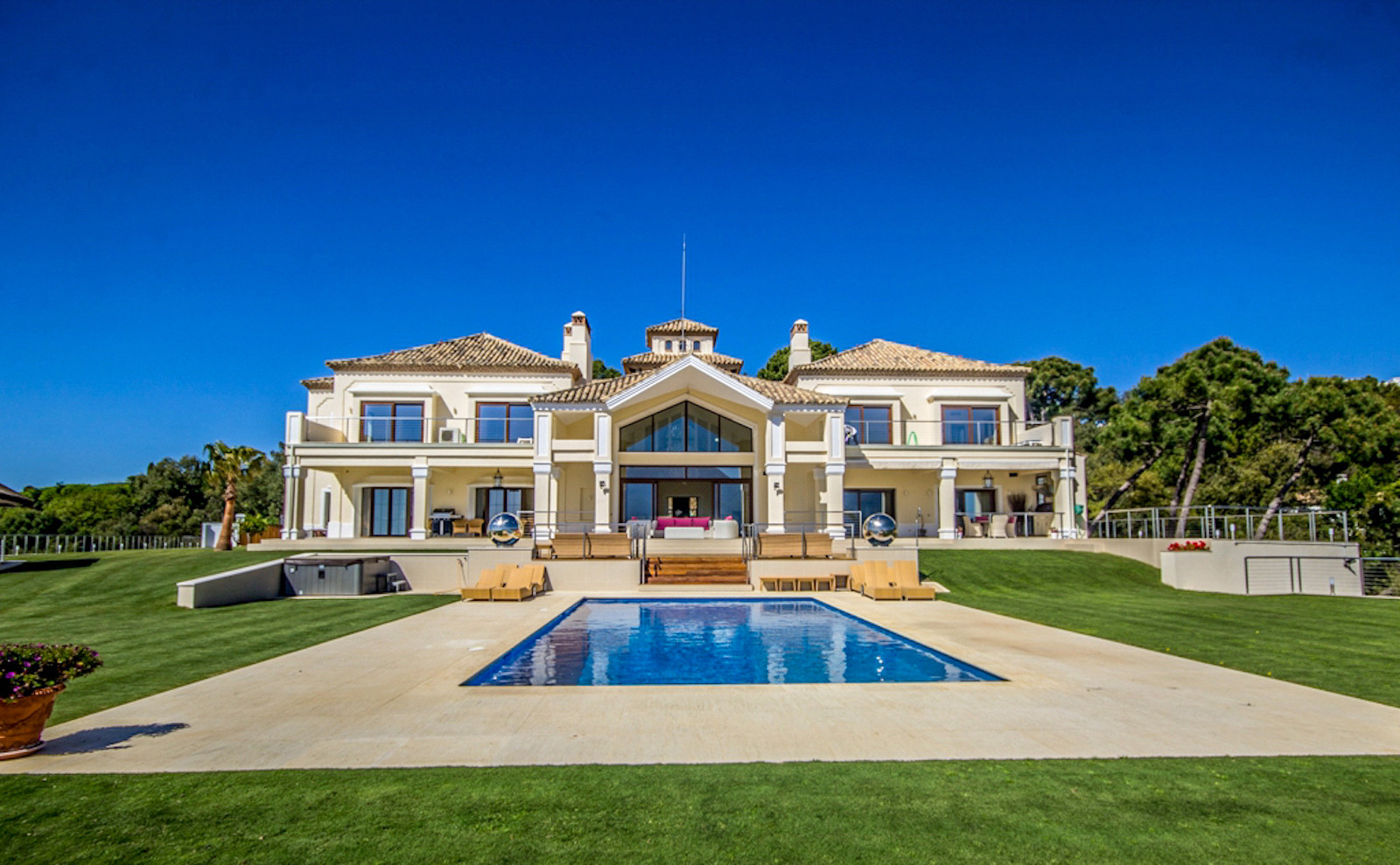 Luxury new Andalusian villa for sale in La Zagaleta – Benahavis