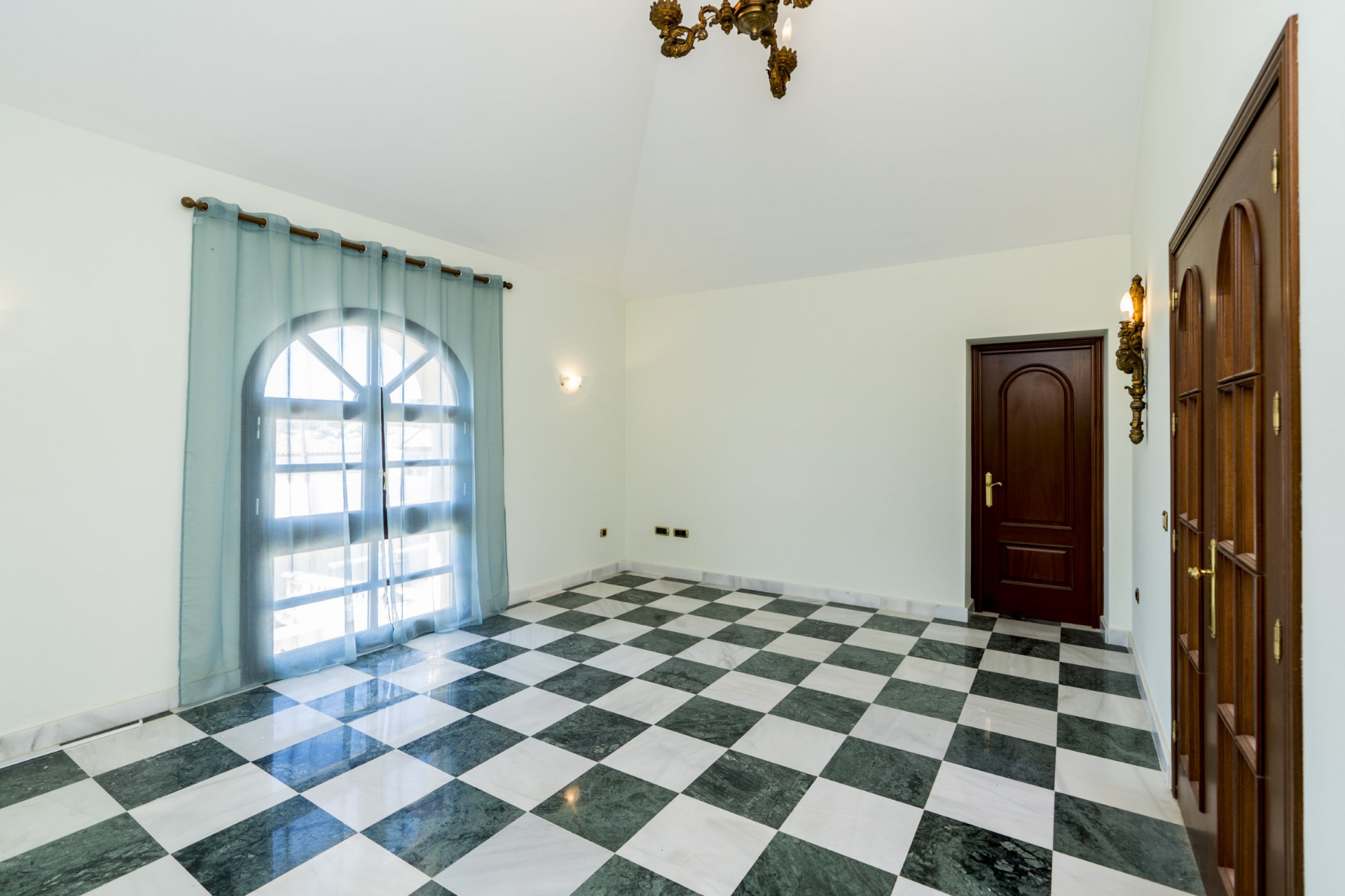 Magnificent classical detached villa on the New Golden Mile for sale – Estepona