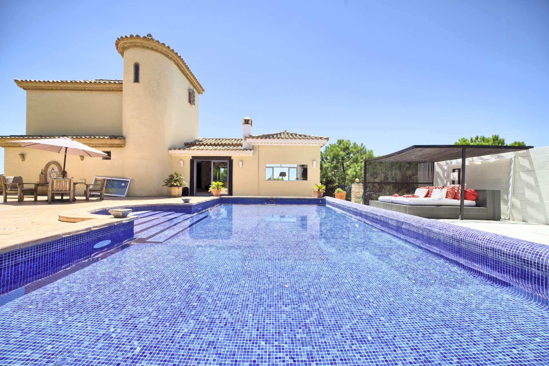 Classic style detached villa in Los Reales for sale – Estepona