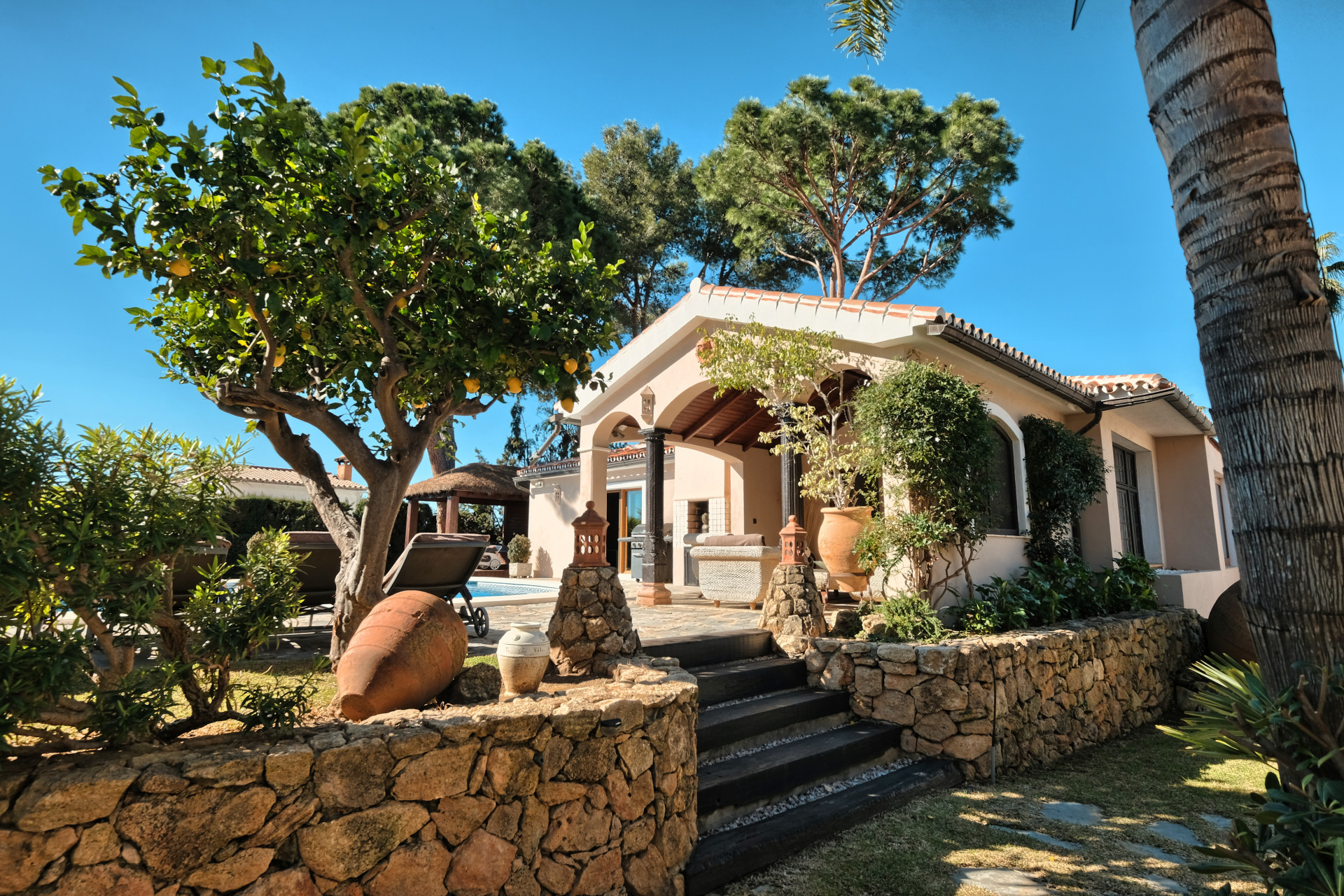 Renovated cozy family villa in Elviria for sale