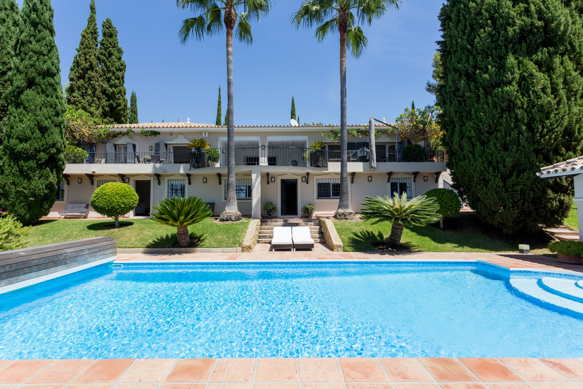 Renovated villa for sale in Puerto del Almendro – Benahavis