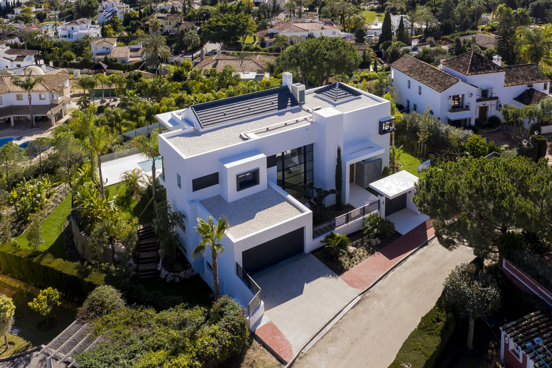 Stunning top quality modern villa for sale in El Paraiso Alto – Estepona
