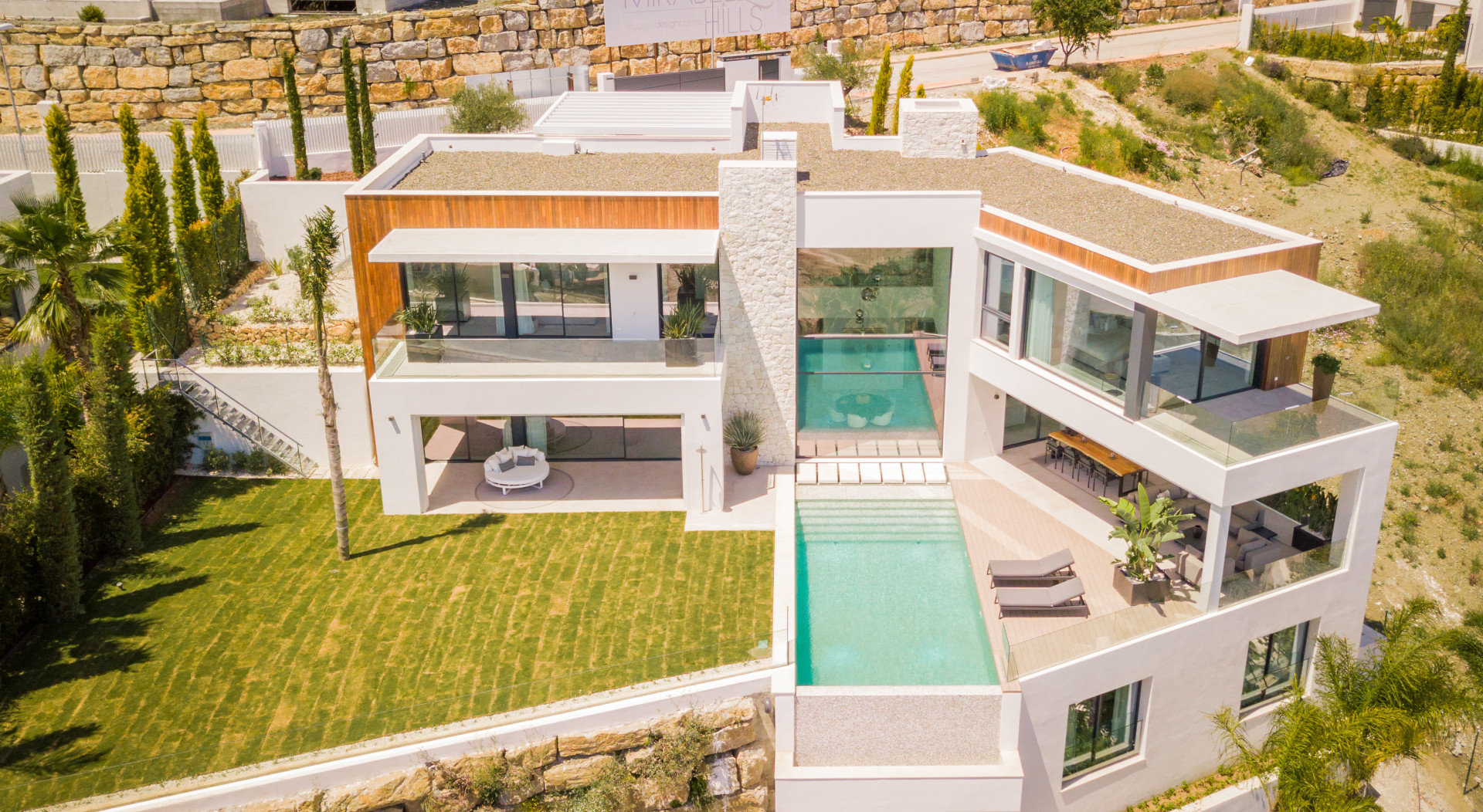 Villa moderna de nueva construcción situada en el golf en venta en La Alquería - Benahavis