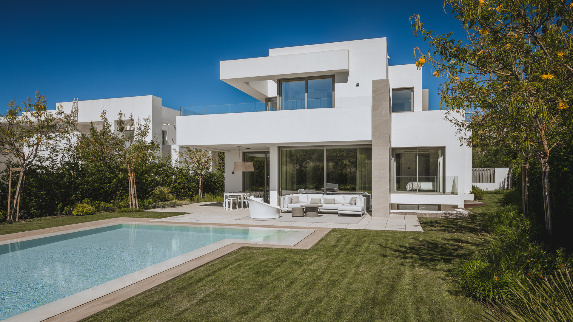 Impresionante complejo moderno de villas de primera calidad en venta en El Paraiso Alto – Estepona