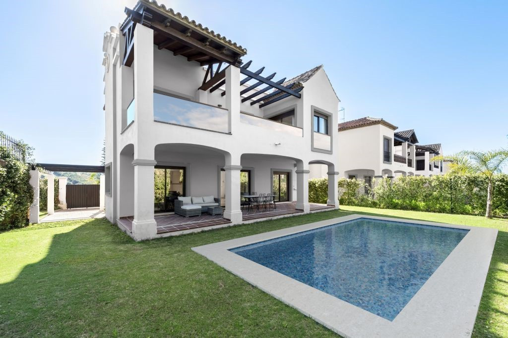 Eerstelijn golf modern Andalusisch complex van geschakelde en vrijstaande villa's te koop in Estepona west